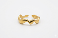 Goldener Wellen-Ring „Wave“ – modernes Design