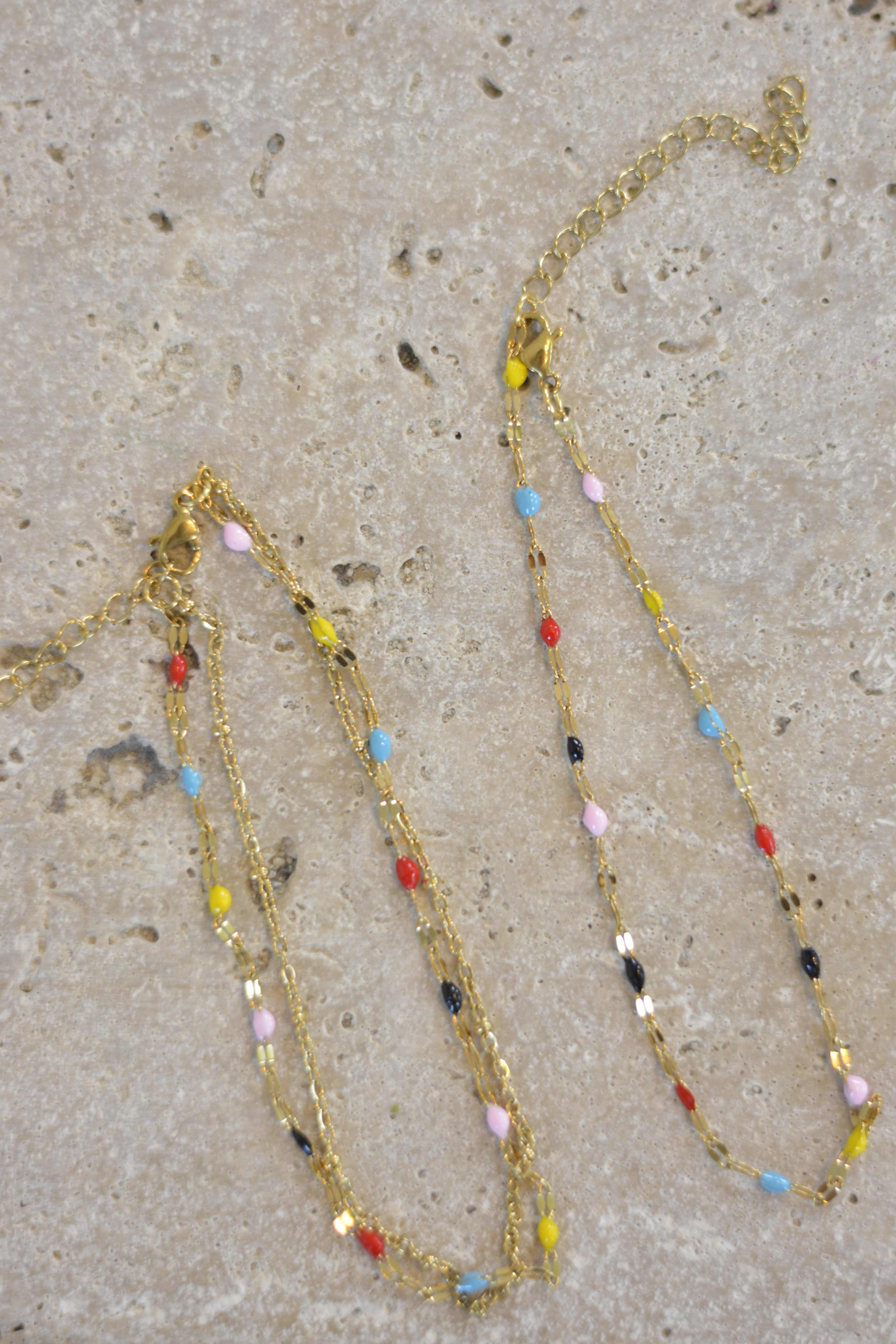 Goldene Fußkette mit bunten Emaille-Details – Verstellbares Fußbändchen für Damen