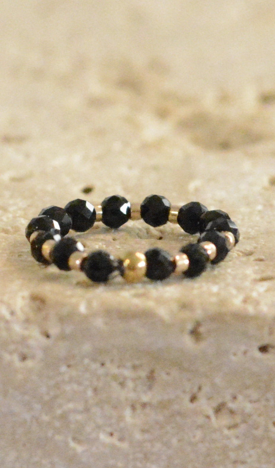 Stretch-Ring "Night Sparkle" | Facettierte schwarze Perlen mit Gold-Finish