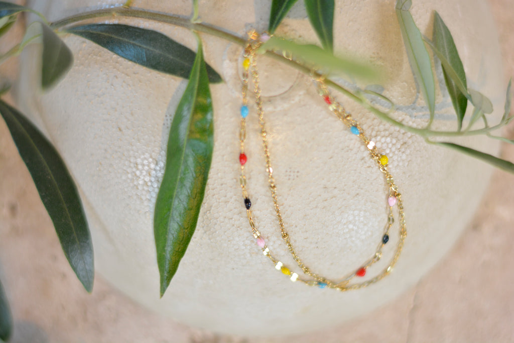 Goldene Fußkette mit bunten Emaille-Details – Verstellbares Fußbändchen für Damen