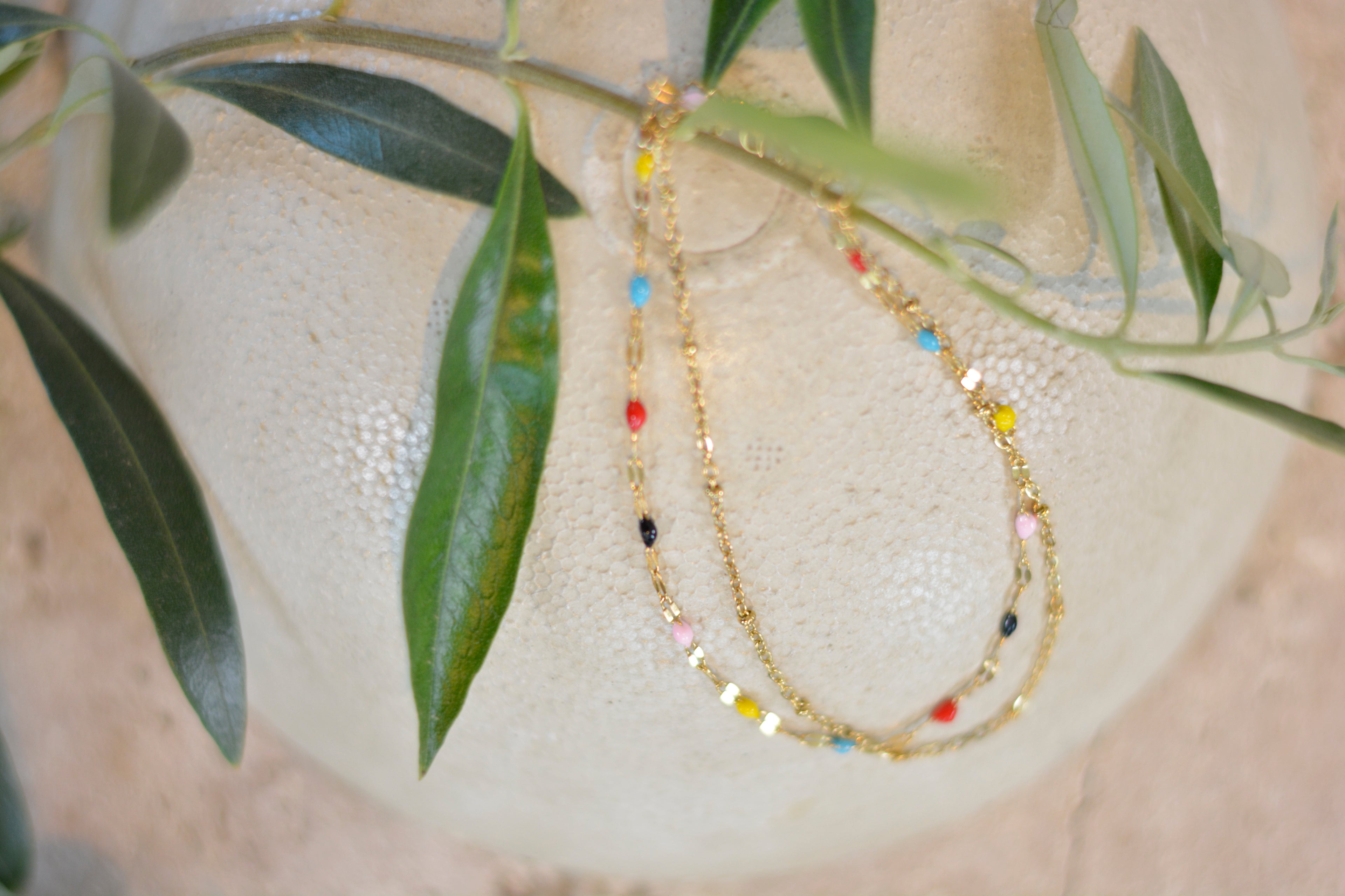 Goldene Fußkette mit bunten Emaille-Details – Verstellbares Fußbändchen für Damen