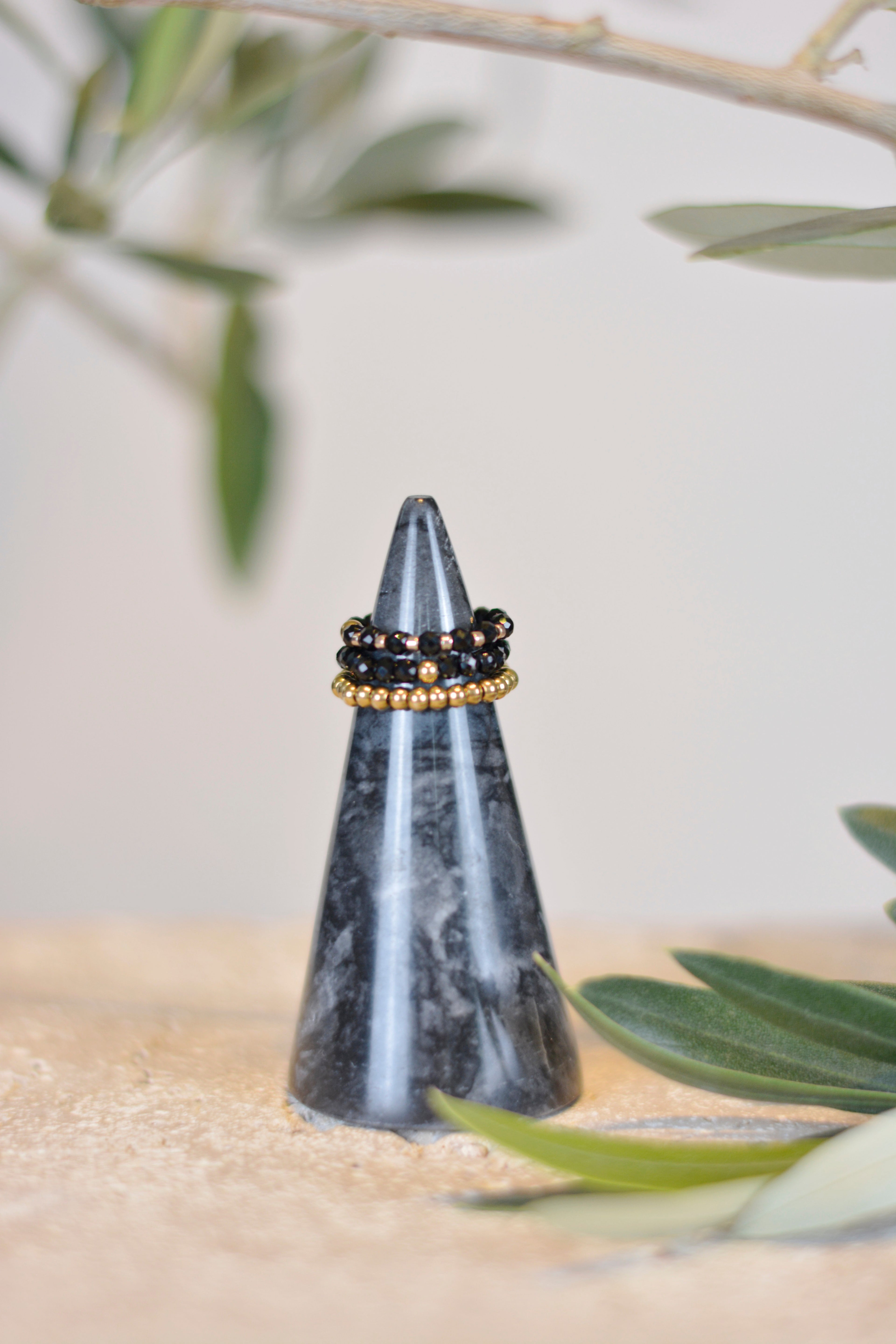 Stretch-Ring "Night Sparkle" | Facettierte schwarze Perlen mit Gold-Finish
