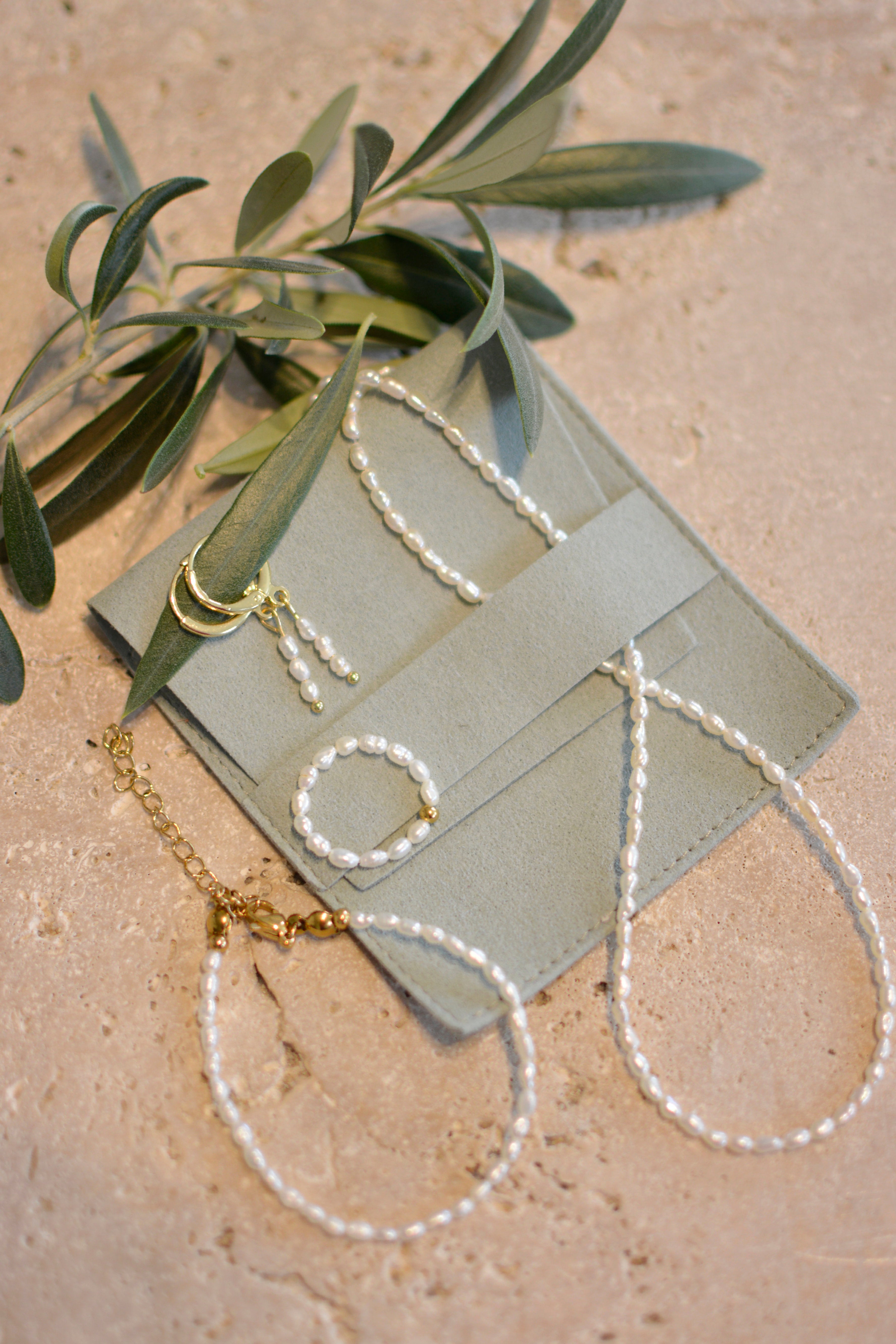 Filigraner Perlenring aus echten Reisperlen und Goldperle