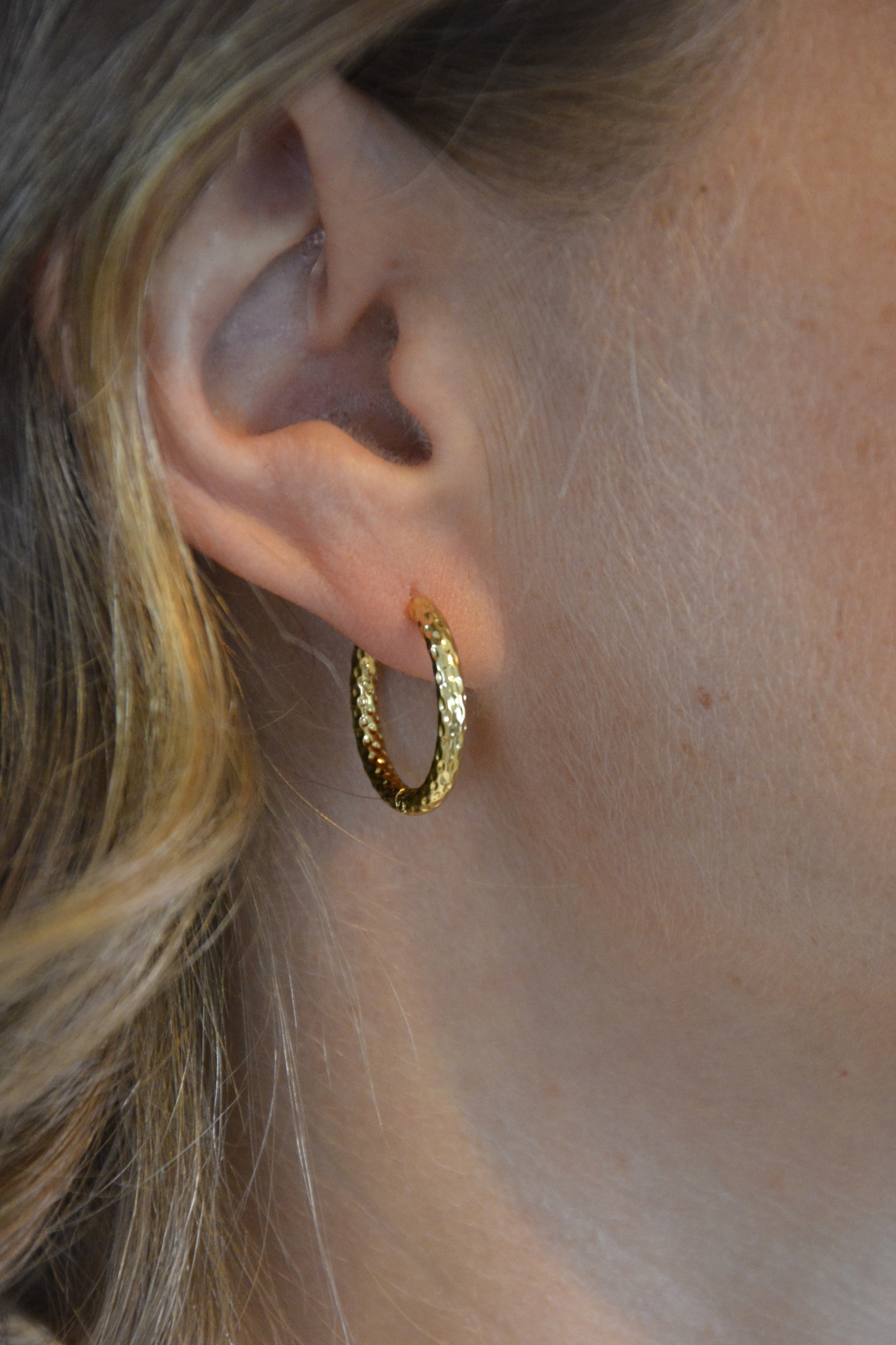 Moderne crushed Creolen - silber und gold