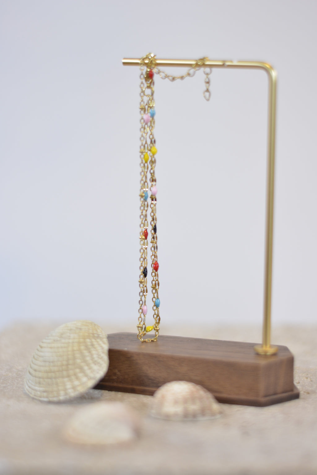 Goldene Fußkette mit bunten Emaille-Details – Verstellbares Fußbändchen für Damen