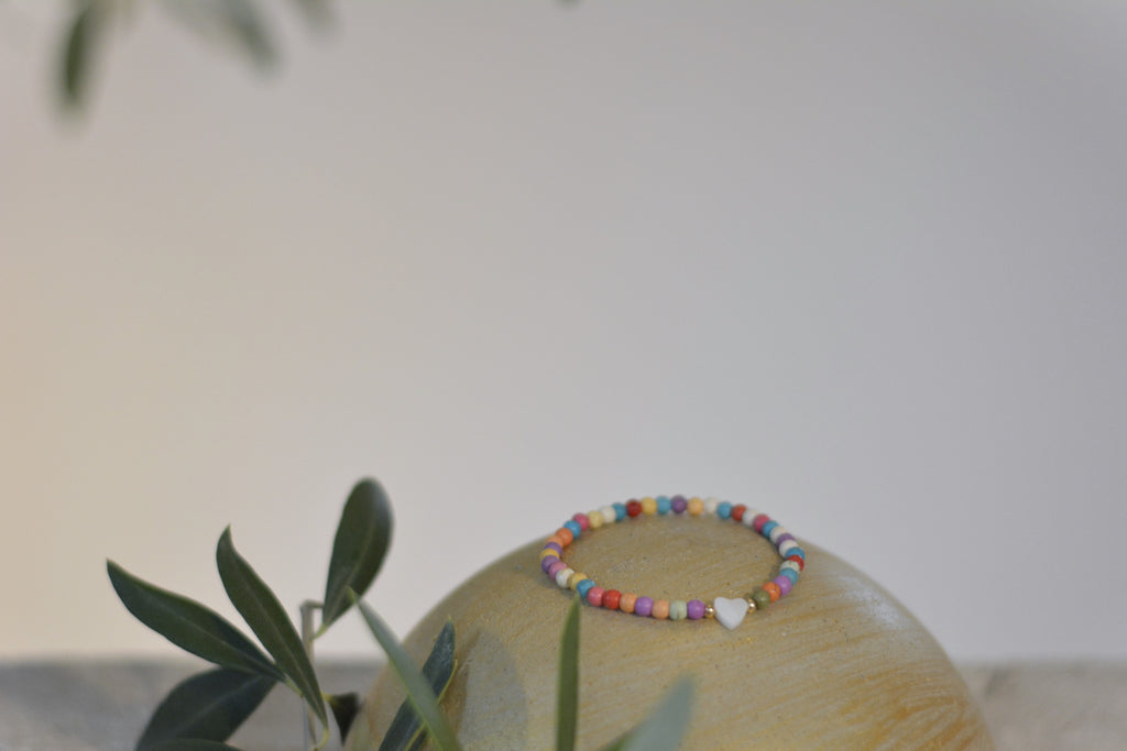 Sommerliches Armband mit bunten Steinperlen - Perlmuttherz als Highlight
