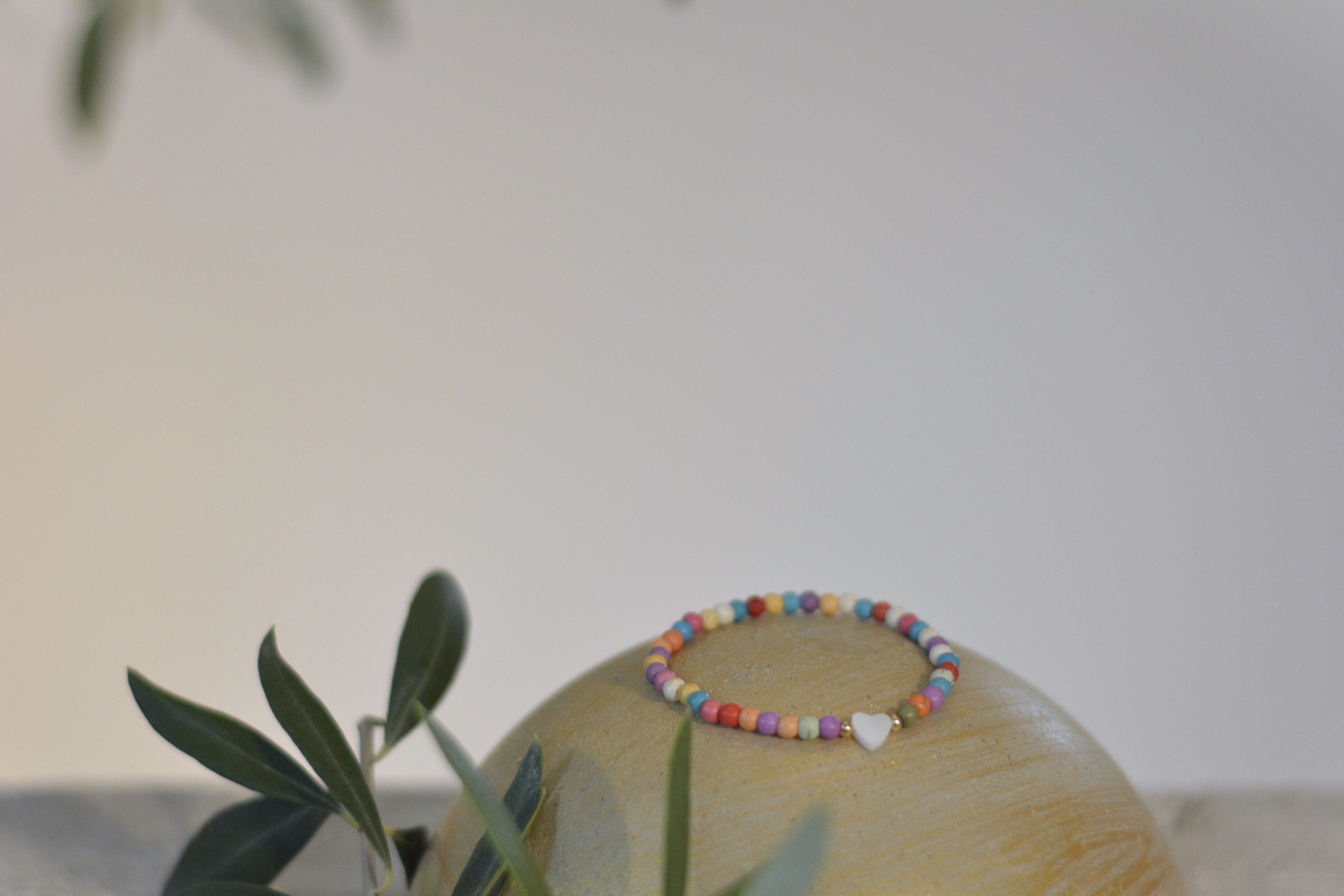 Sommerliches Armband mit bunten Steinperlen - Perlmuttherz als Highlight