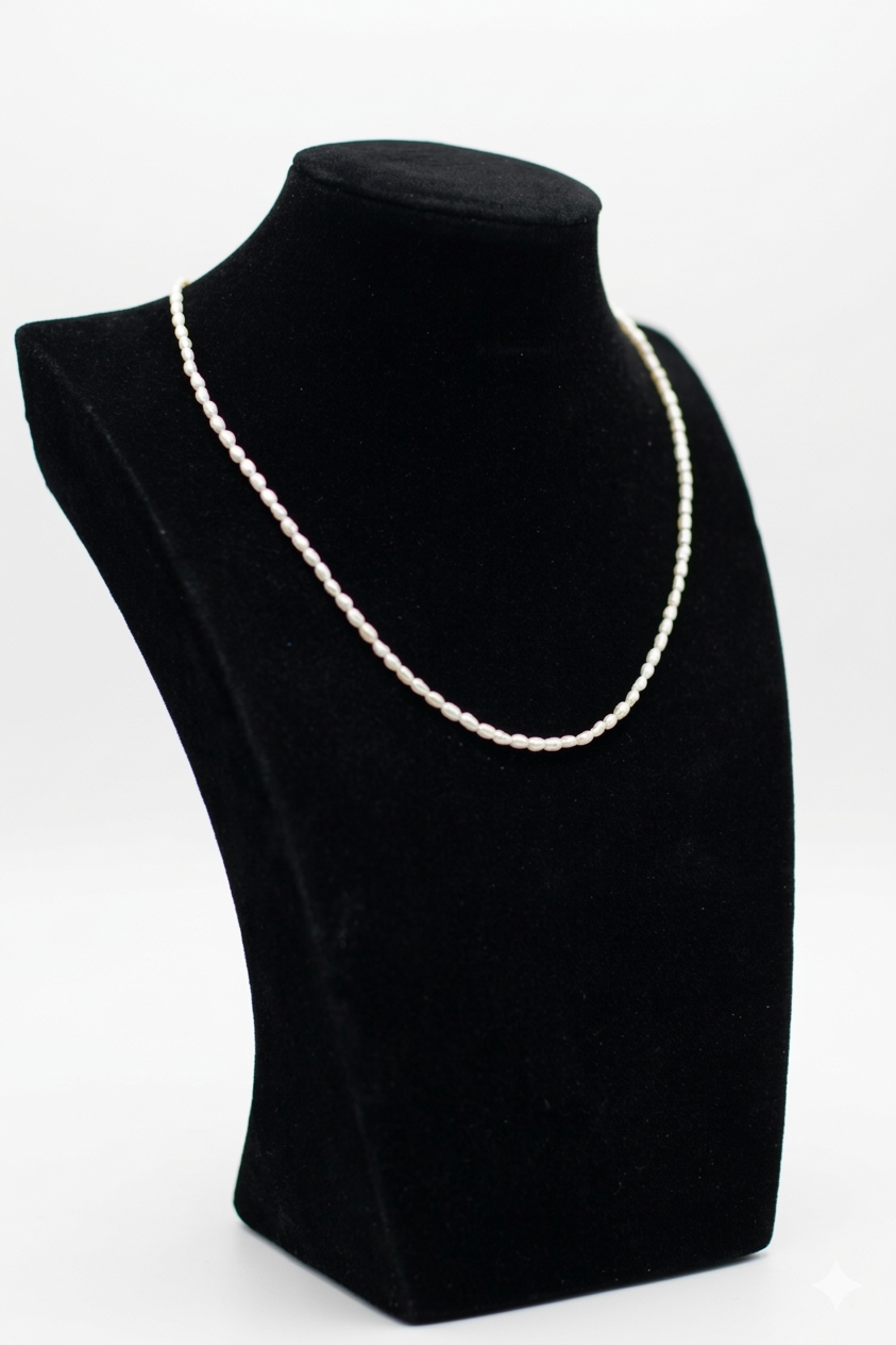 Minimalistische Choker-Kette aus feinen weißen Süßwasser-Reisperlen