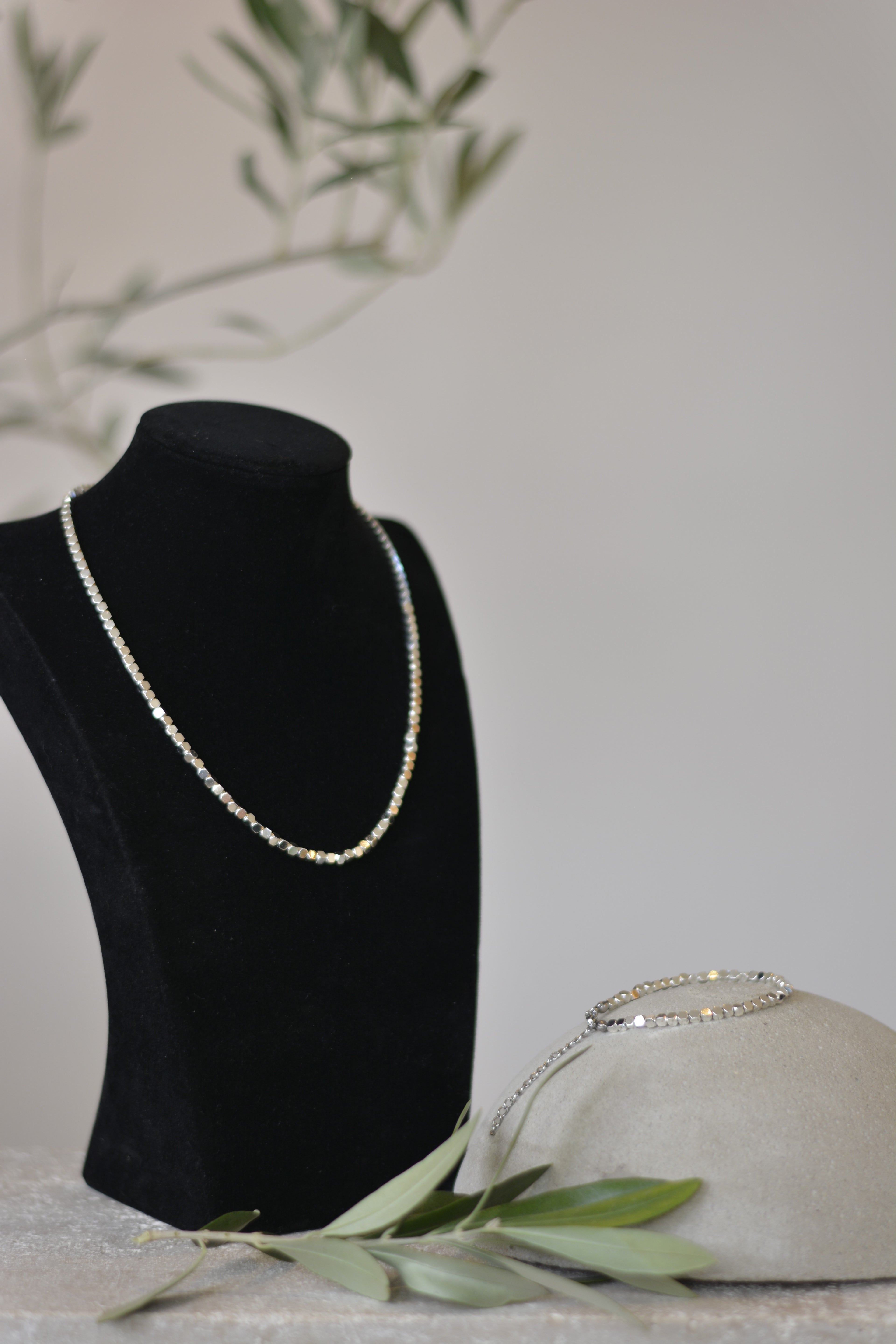 Elegantes Collier aus vergoldeten Hexagon-Elementen (auch in silber verfügbar)