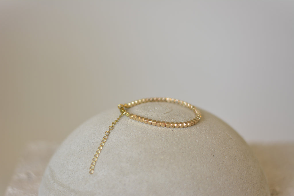 Minimalistisches Kugelarmband in Gold-Optik