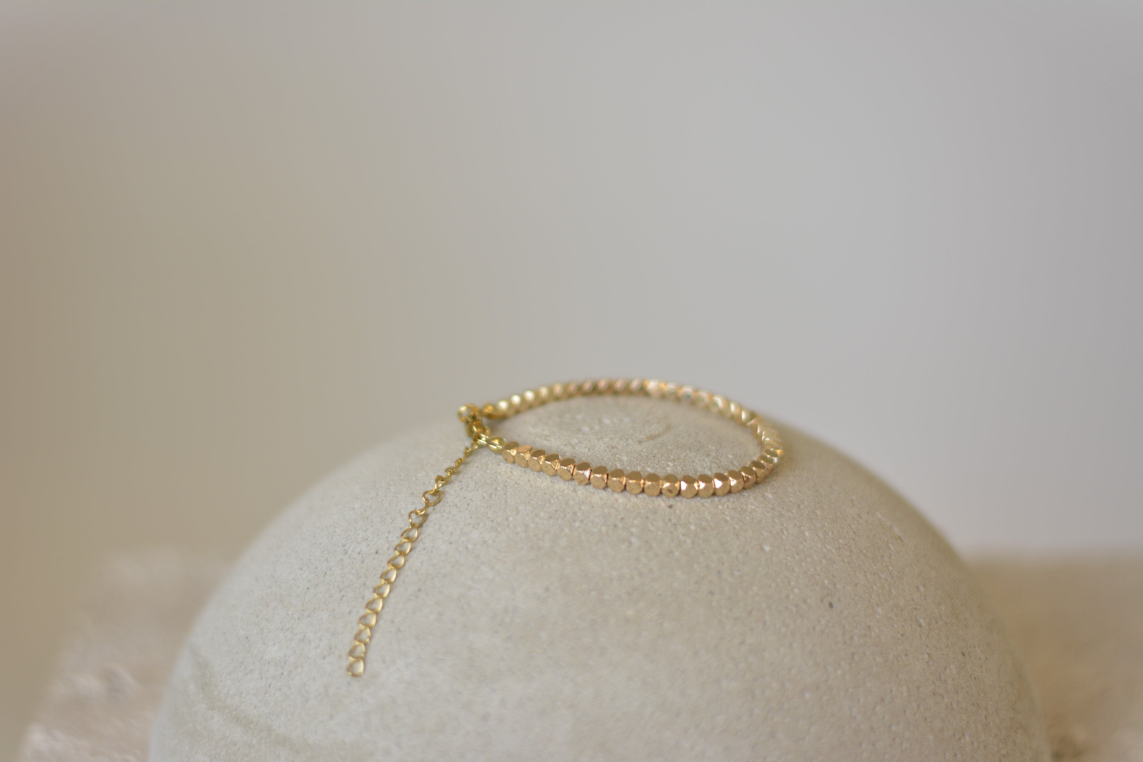 Minimalistisches Kugelarmband in Gold-Optik
