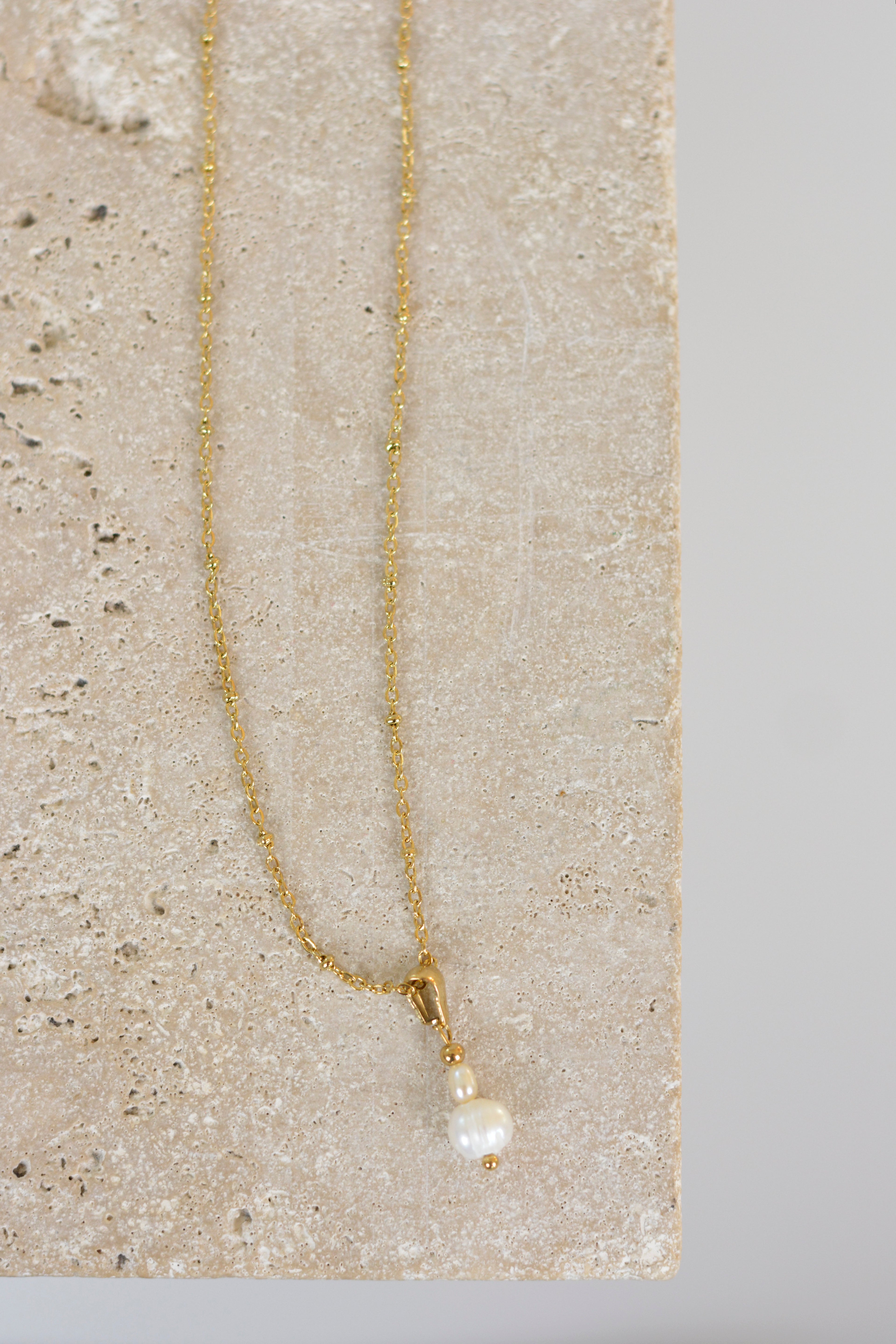 Duo-Pearl Necklace – Zarte Goldkette mit doppeltem Perlen-Drop