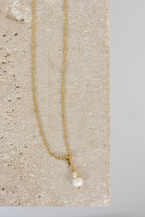 Duo-Pearl Necklace – Zarte Goldkette mit doppeltem Perlen-Drop