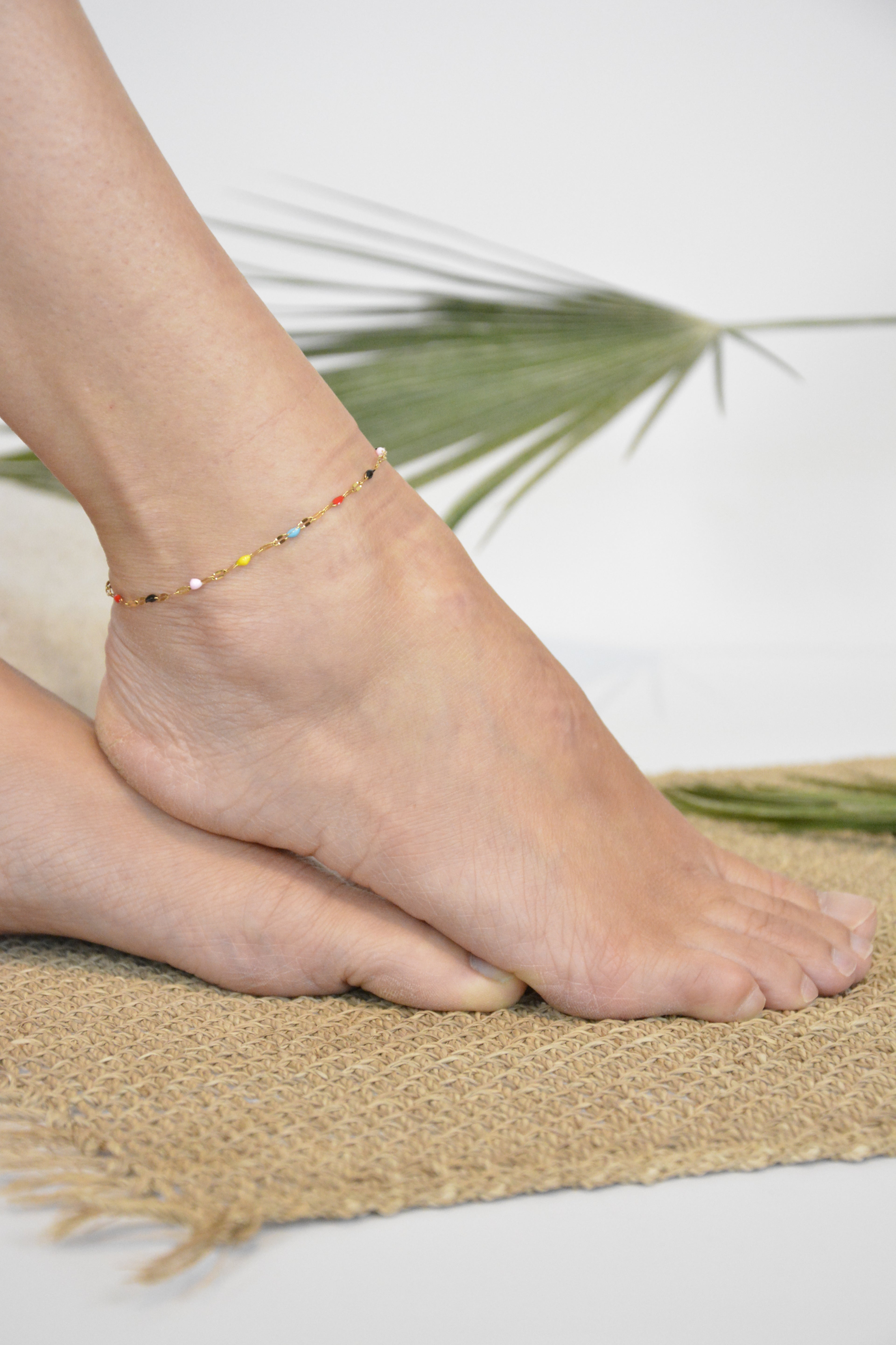 Goldene Fußkette mit bunten Emaille-Details – Verstellbares Fußbändchen für Damen