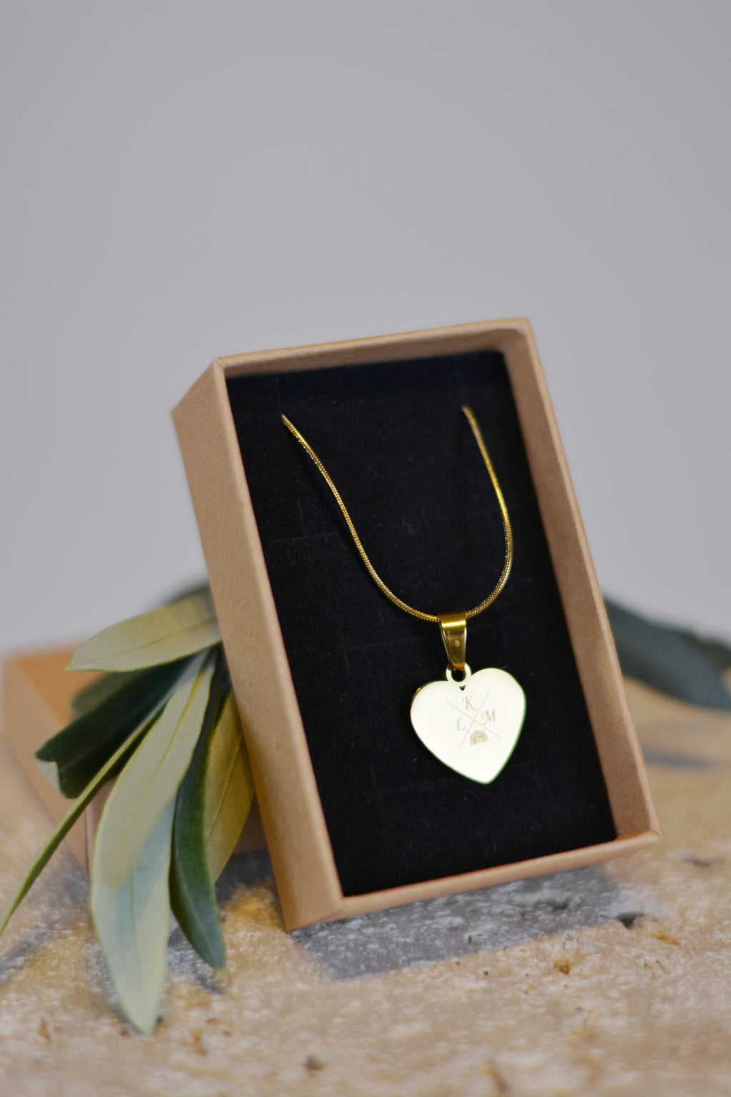 Goldene Halskette mit Herzanhänger – Schlichtes Design aus Edelstahl gravierbarer Anhänger
