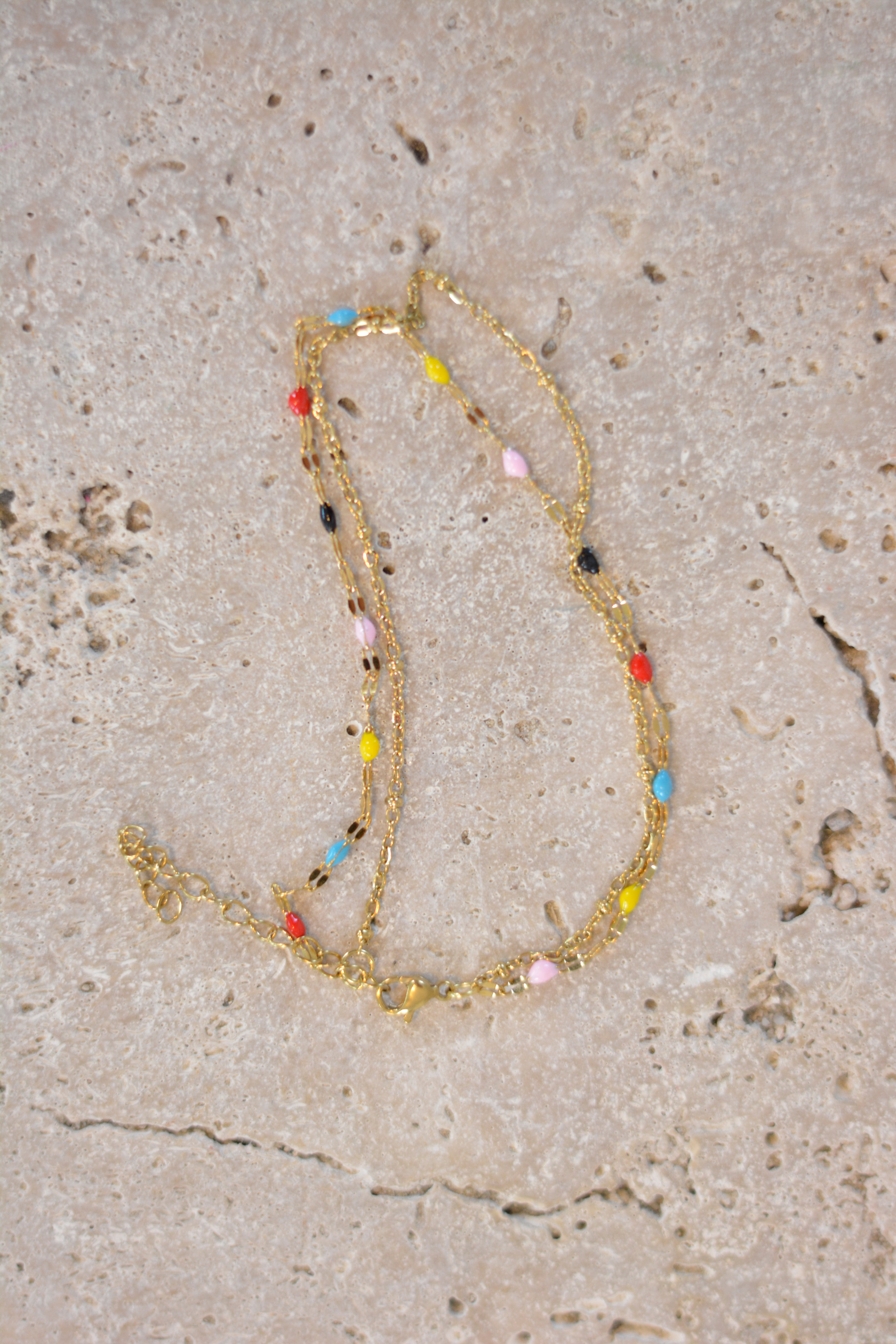 Goldene Fußkette mit bunten Emaille-Details – Verstellbares Fußbändchen für Damen