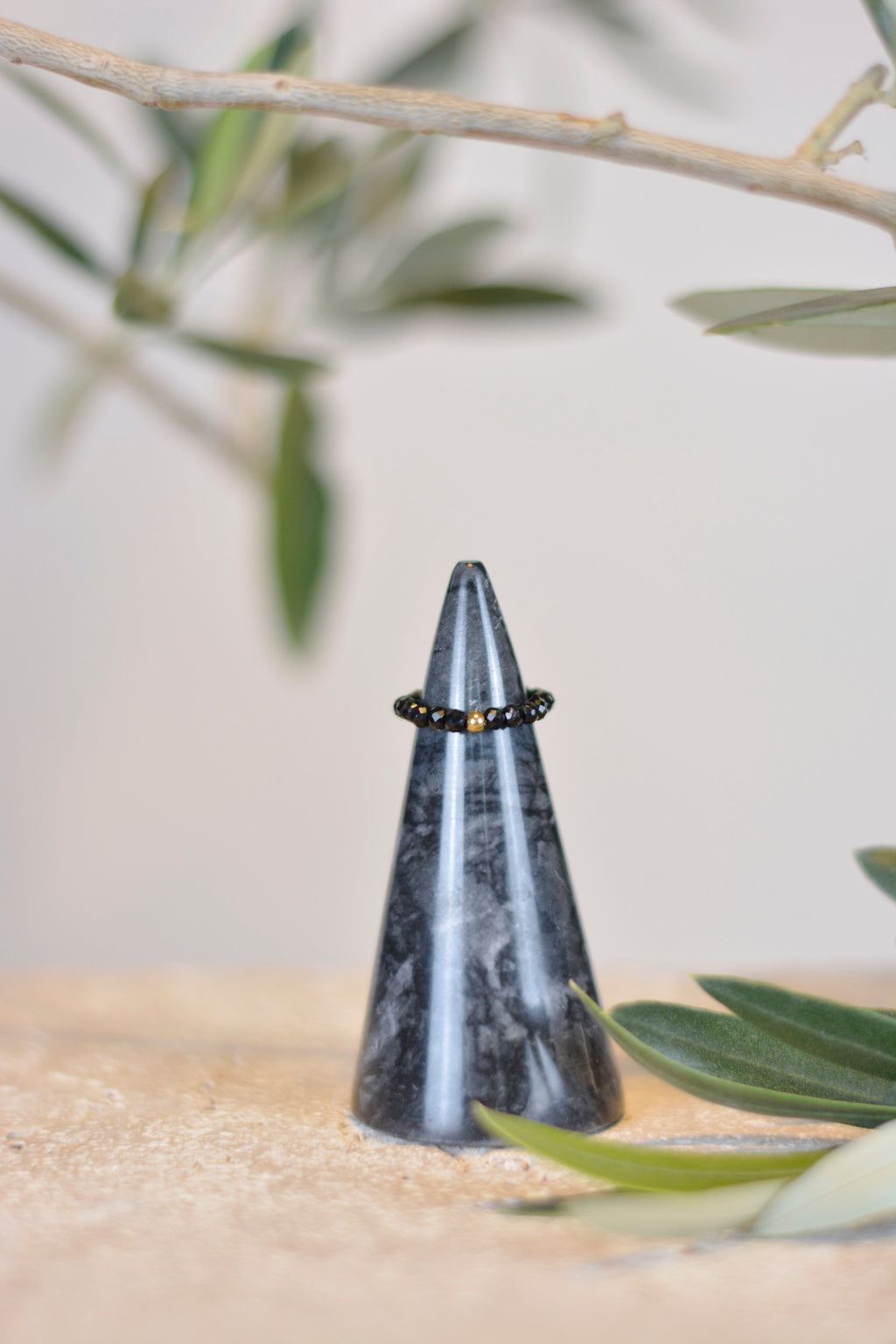 Elastischer Perlenring mit schwarzen Glasperlen und Akzentperle