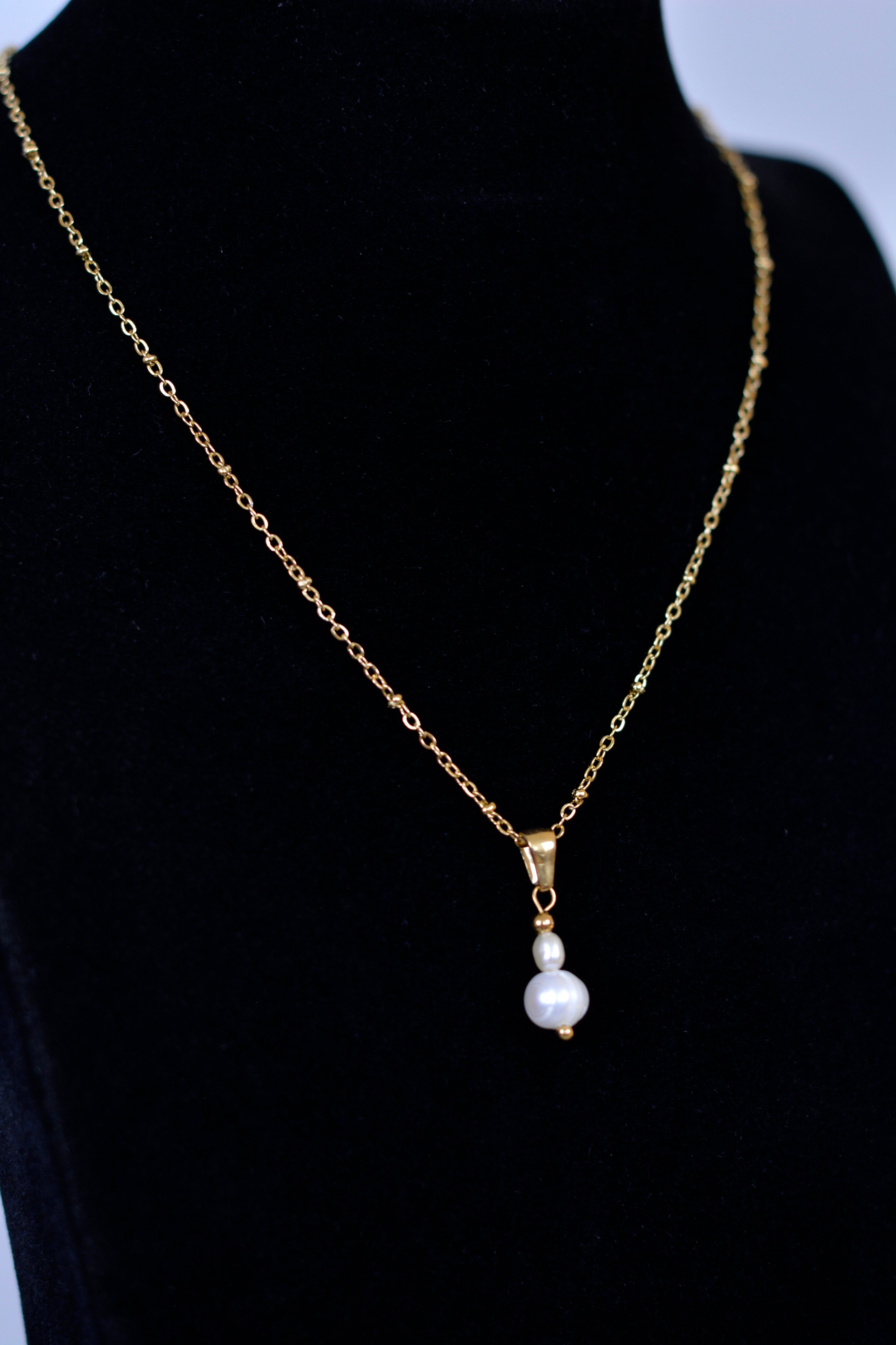 Duo-Pearl Necklace – Zarte Goldkette mit doppeltem Perlen-Drop