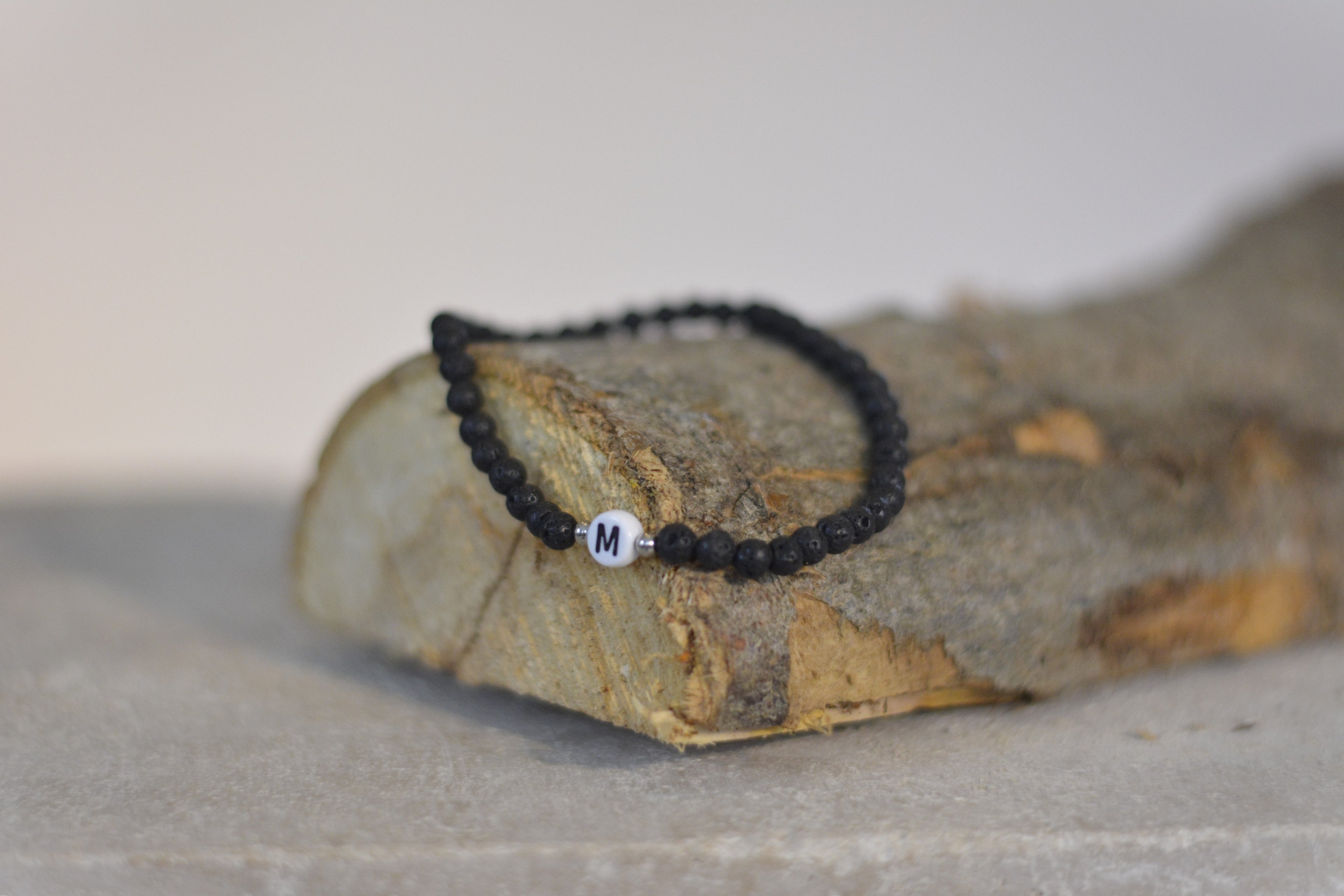 Lavaperlen‑Armband – personalisierbar mit Initialen