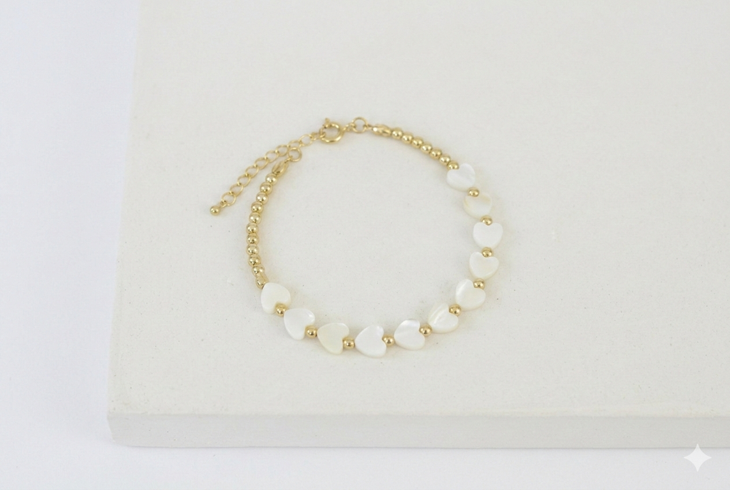 Armkette „Heart of Pearl“ – Filigrane Kette mit schimmernden Perlmuttherzen – Boho-Chic & zeitloser Perlenschmuck