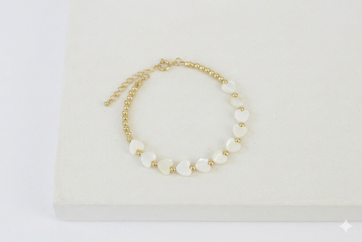 Armkette „Heart of Pearl“ – Filigrane Kette mit schimmernden Perlmuttherzen – Boho-Chic & zeitloser Perlenschmuck