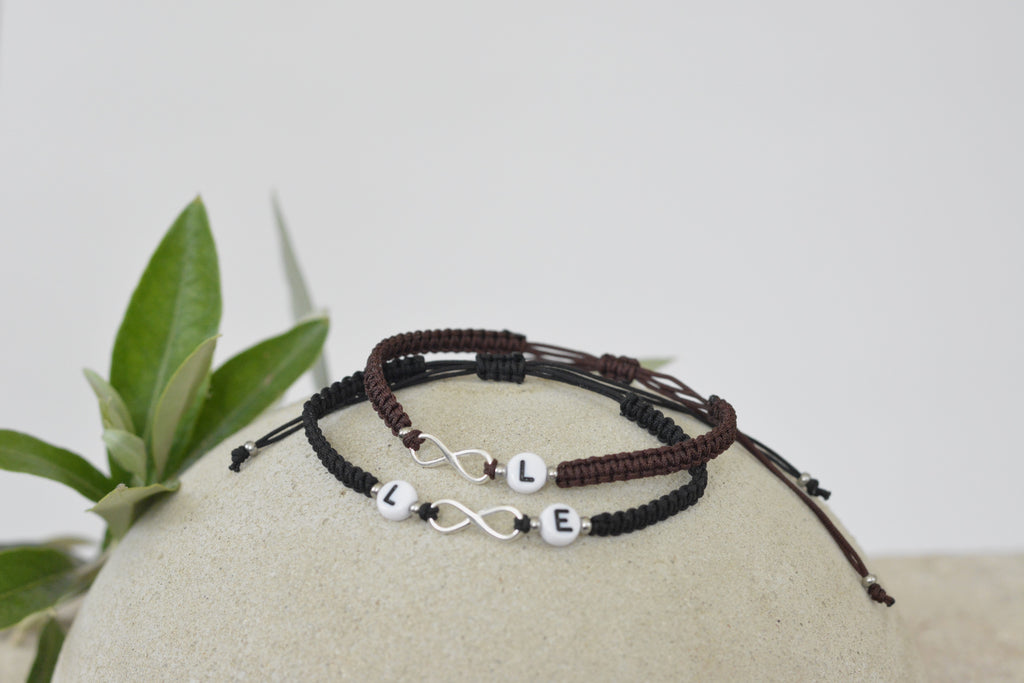 personalisiertes Makrameearmband mit Infinity Zeichen und Initialienperlen