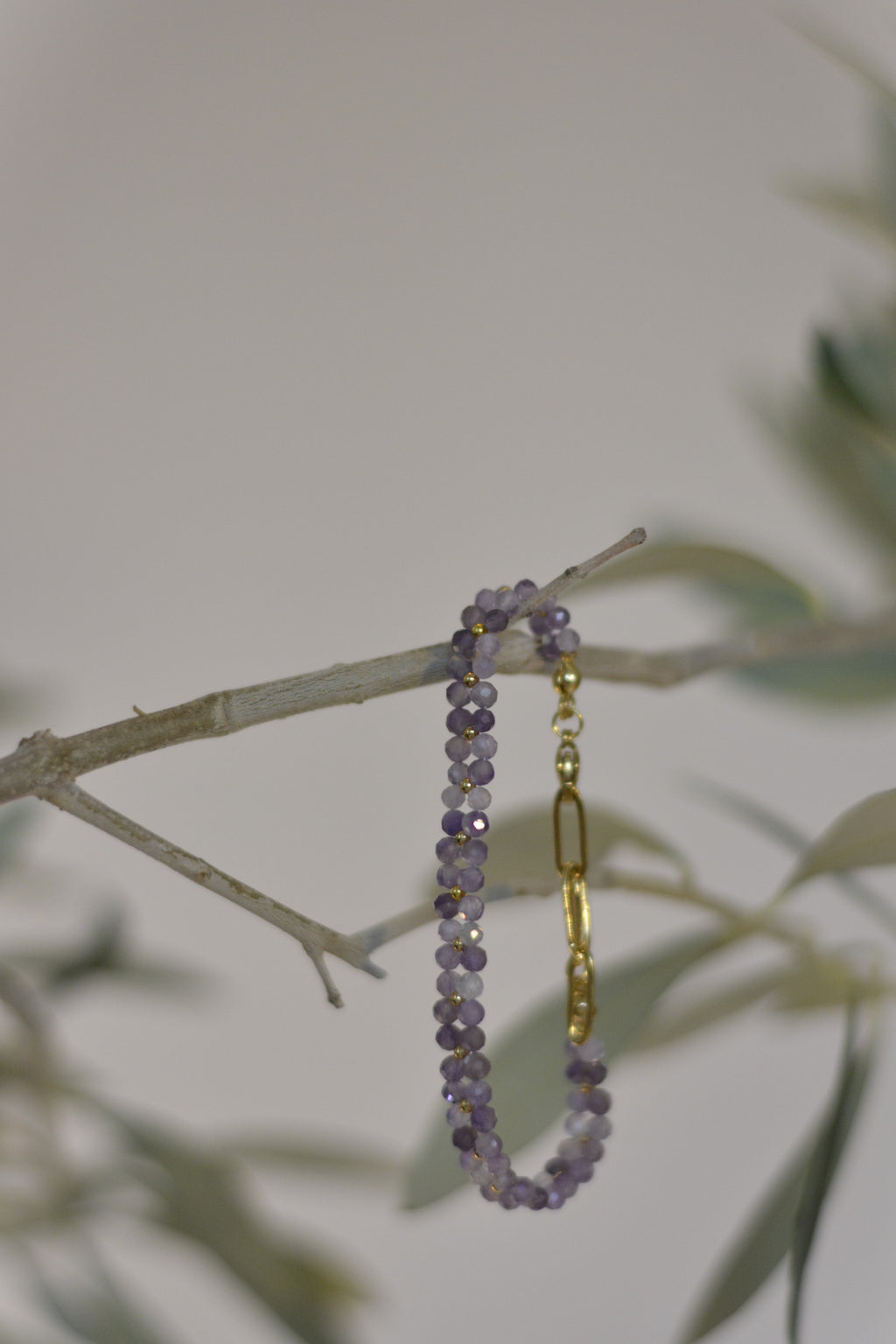Duo-Layer Armband: Facettierte Amethystperlen mit goldenen Edelstahlperlen
