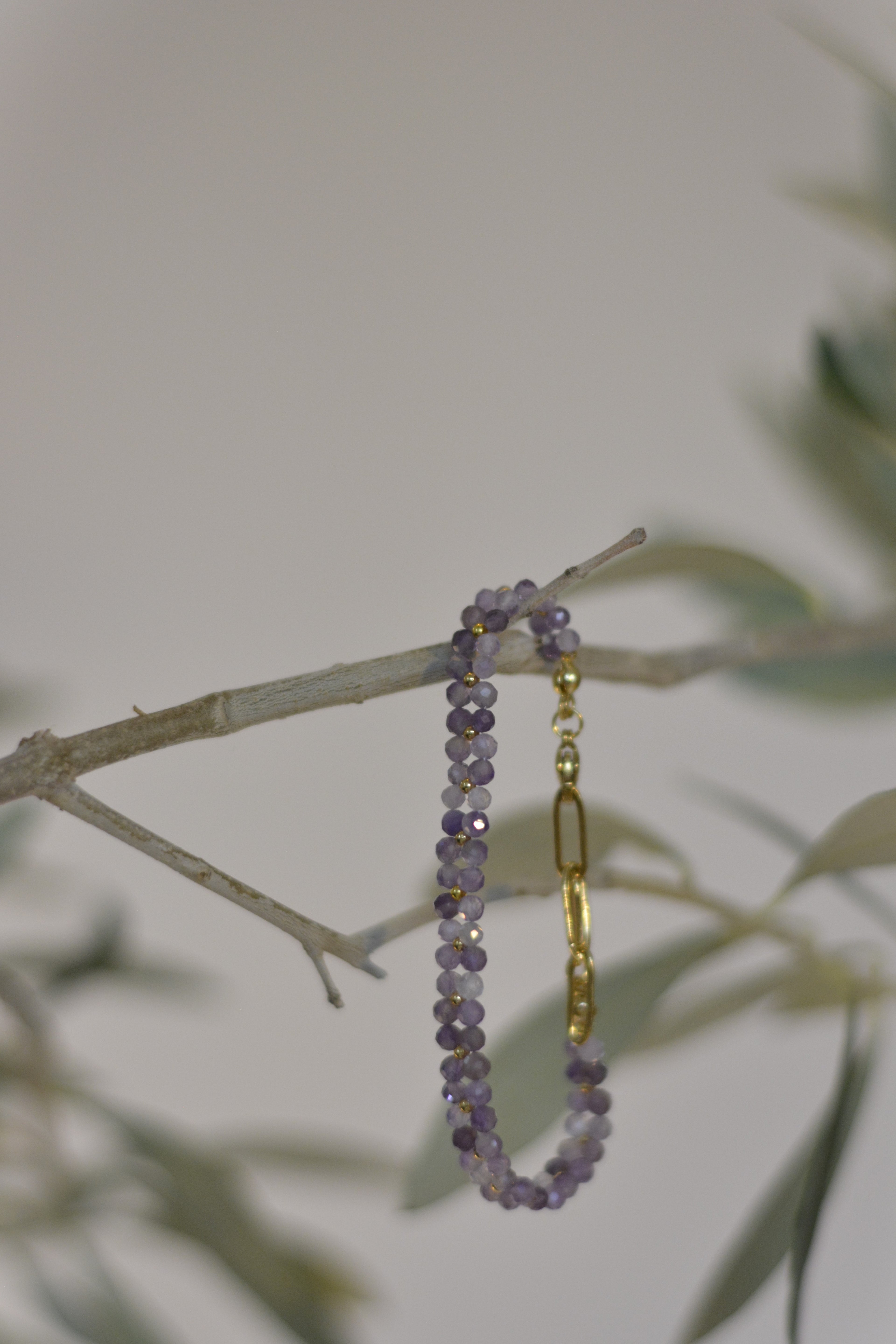 Duo-Layer Armband: Facettierte Amethystperlen mit goldenen Edelstahlperlen