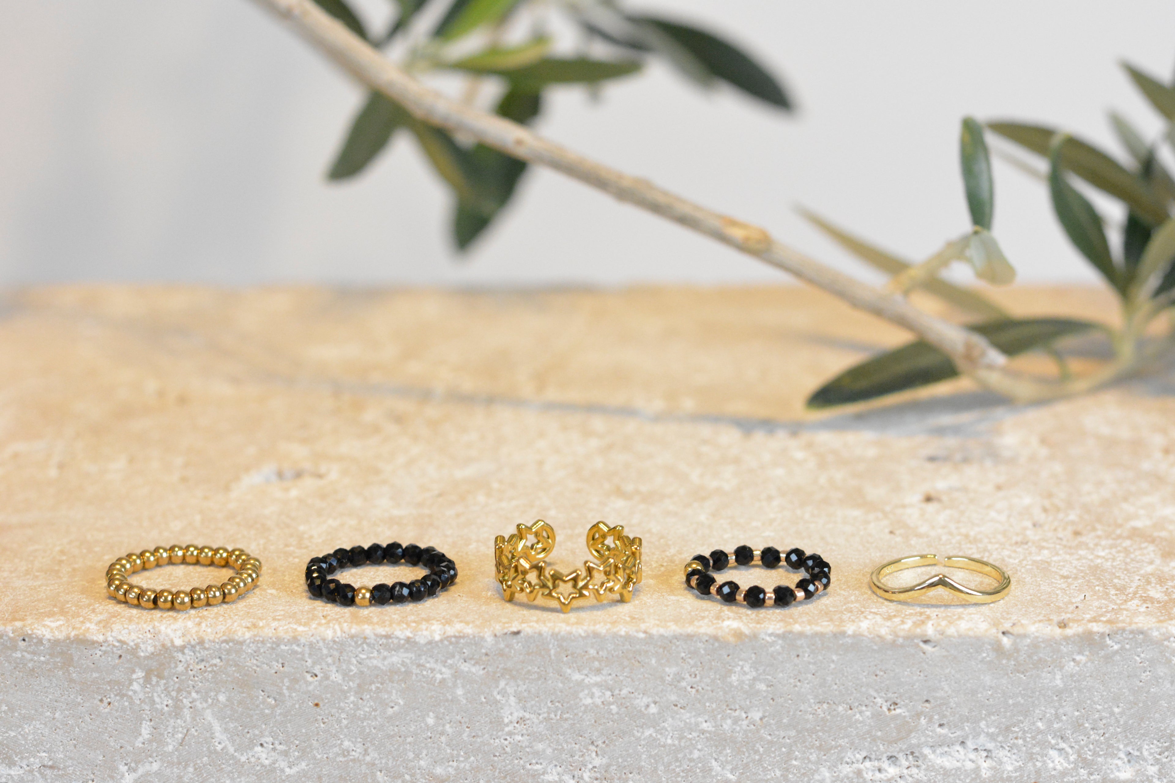 Stretch-Ring "Night Sparkle" | Facettierte schwarze Perlen mit Gold-Finish