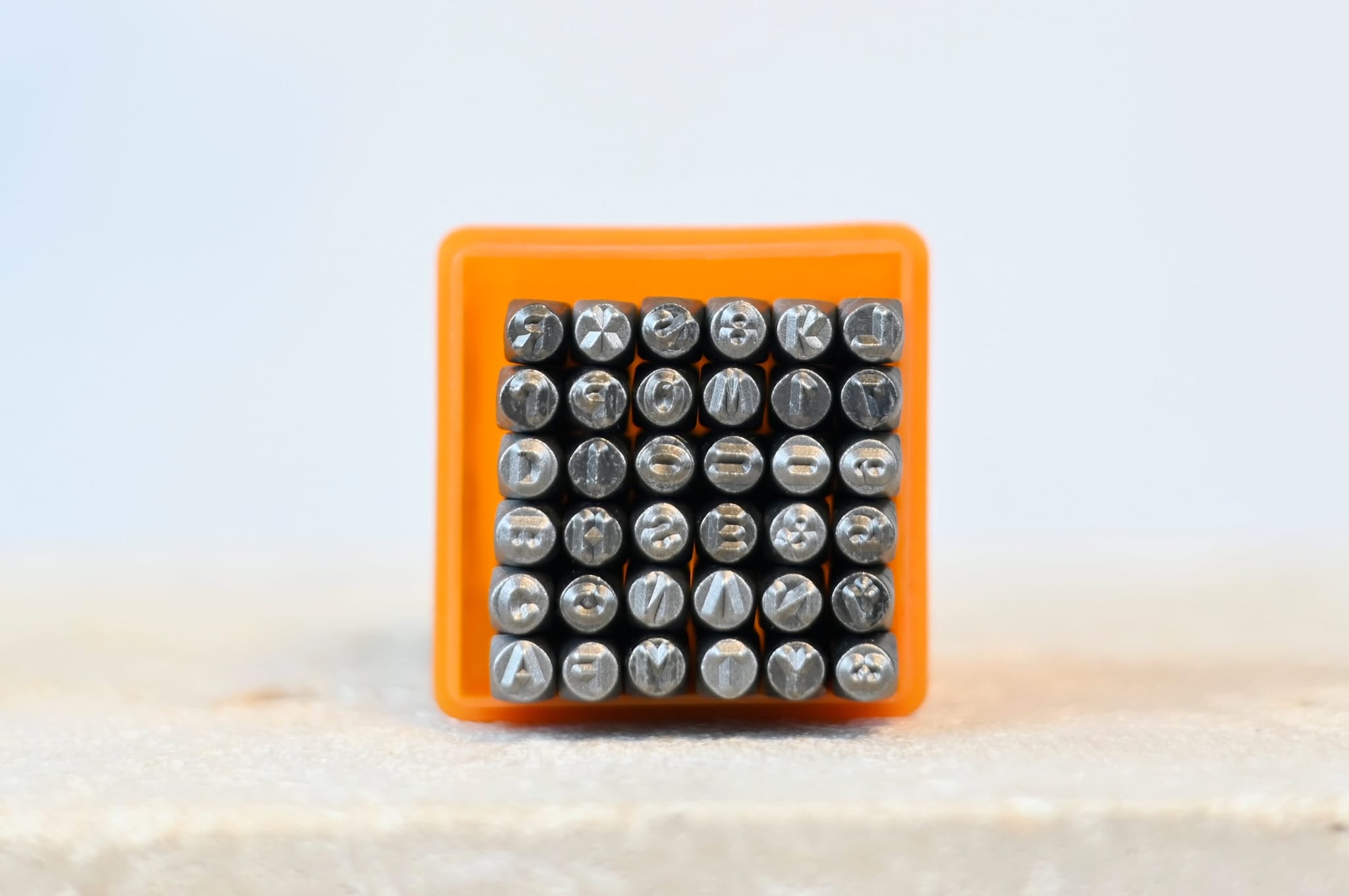 Initialien Armband - Plättchen mit geprägten Buchstaben individuell