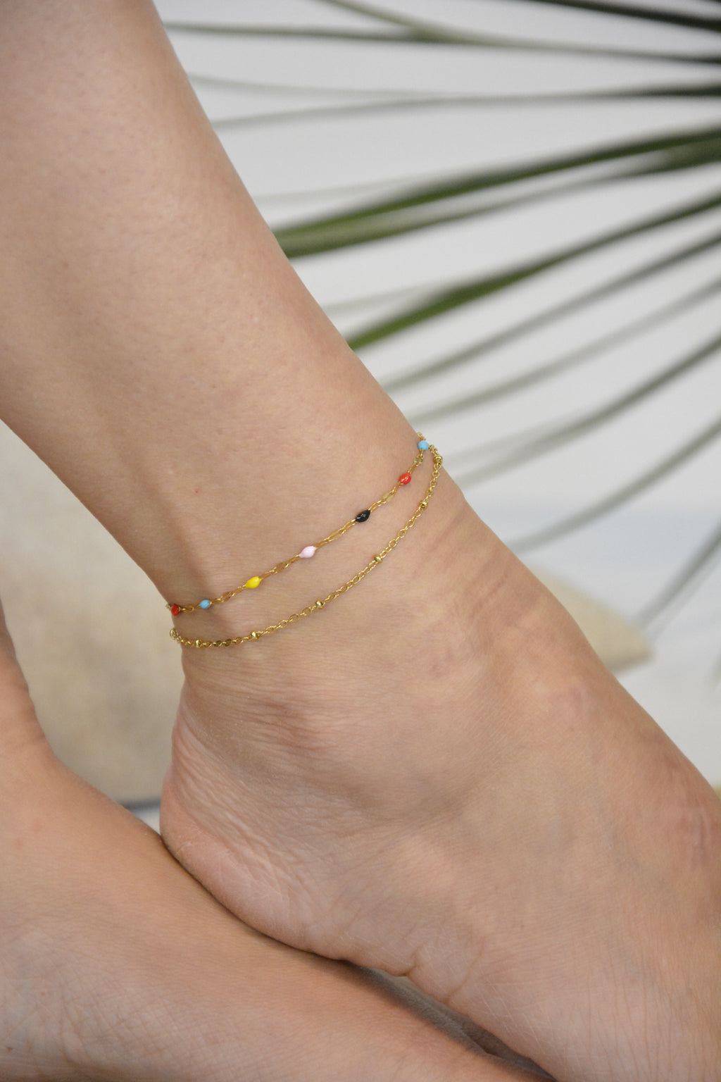 Goldene Fußkette mit bunten Emaille-Details – Verstellbares Fußbändchen für Damen