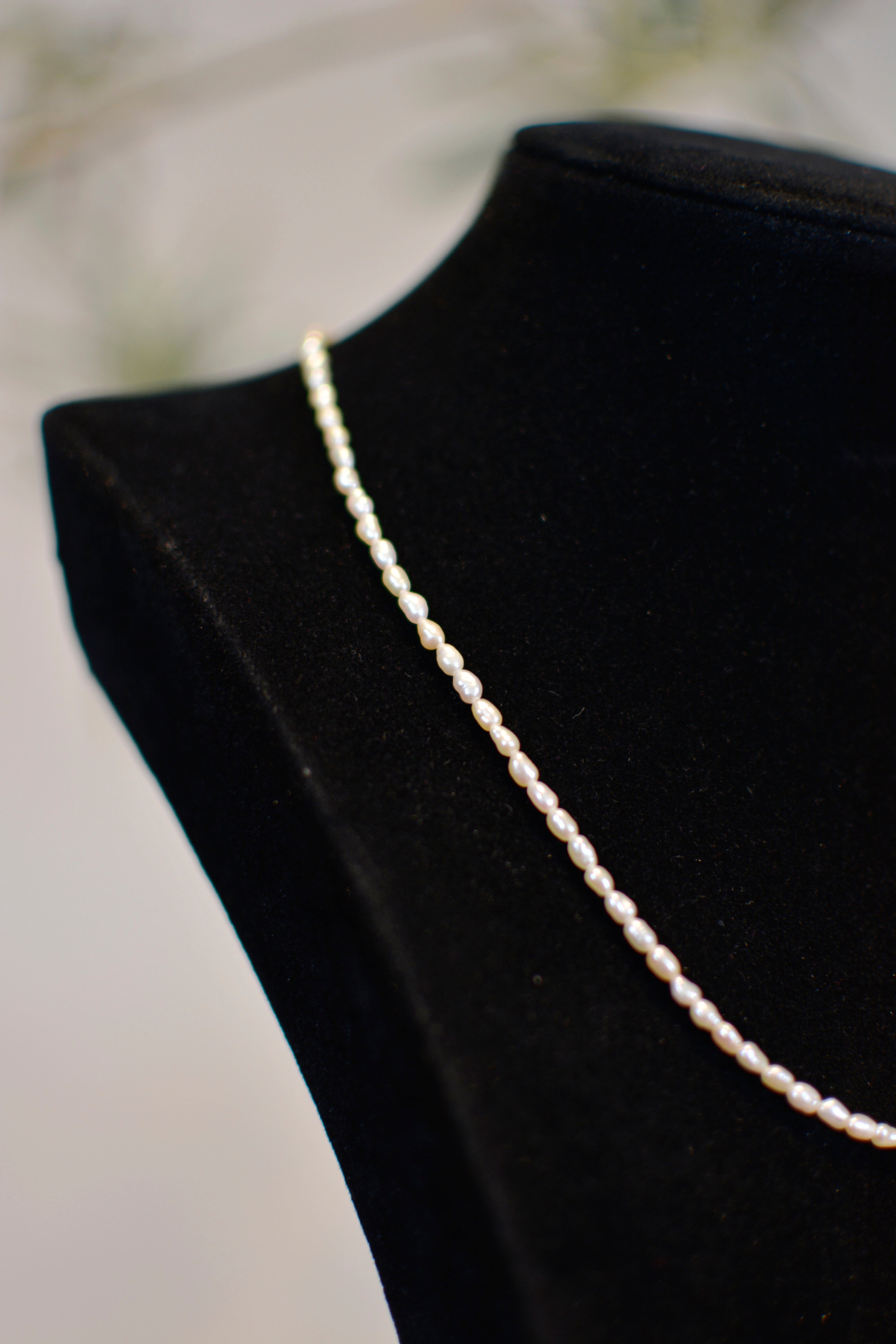Minimalistische Choker-Kette aus feinen weißen Süßwasser-Reisperlen