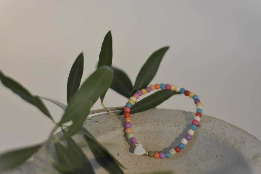 Sommerliches Armband mit bunten Steinperlen - Perlmuttherz als Highlight