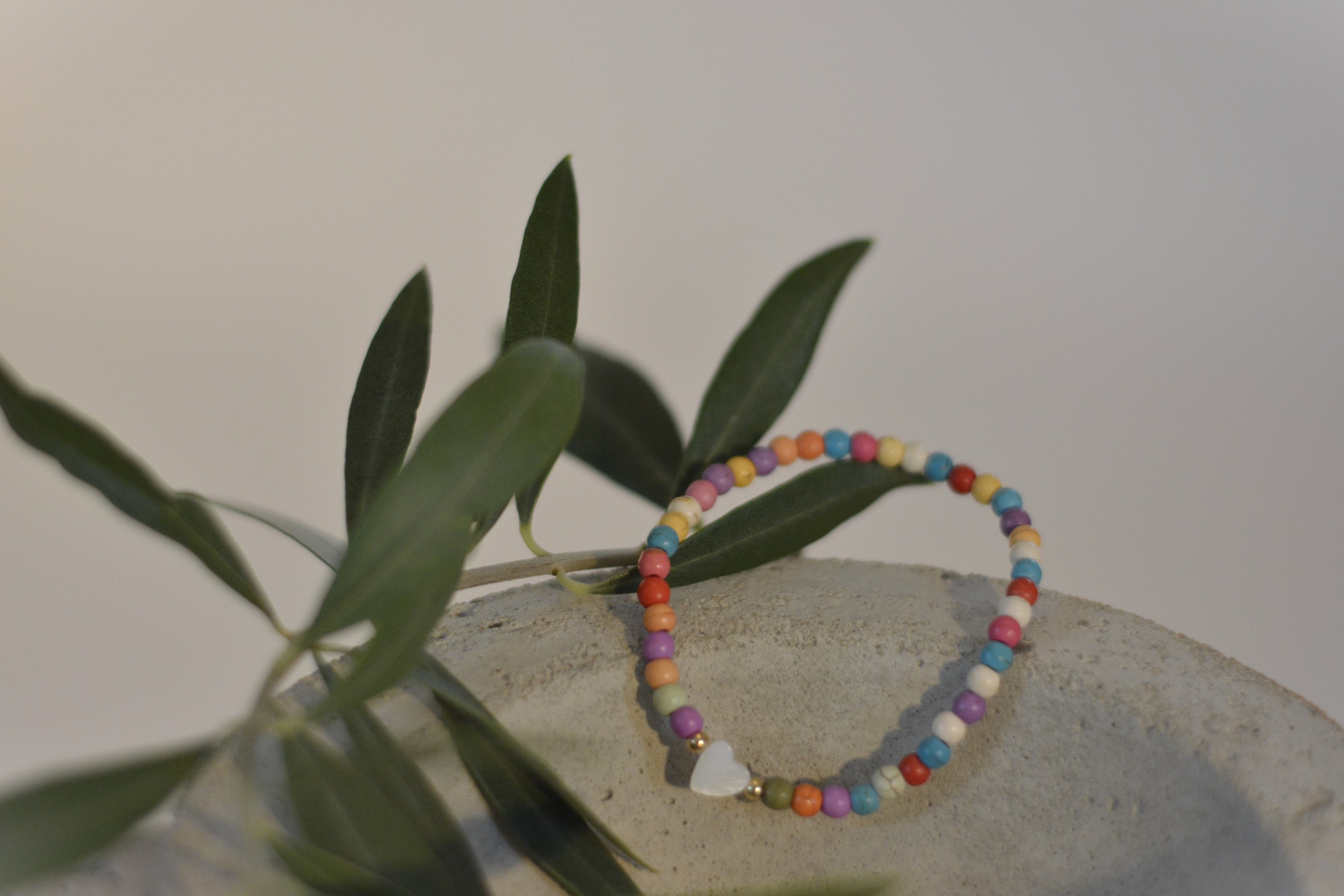 Sommerliches Armband mit bunten Steinperlen - Perlmuttherz als Highlight