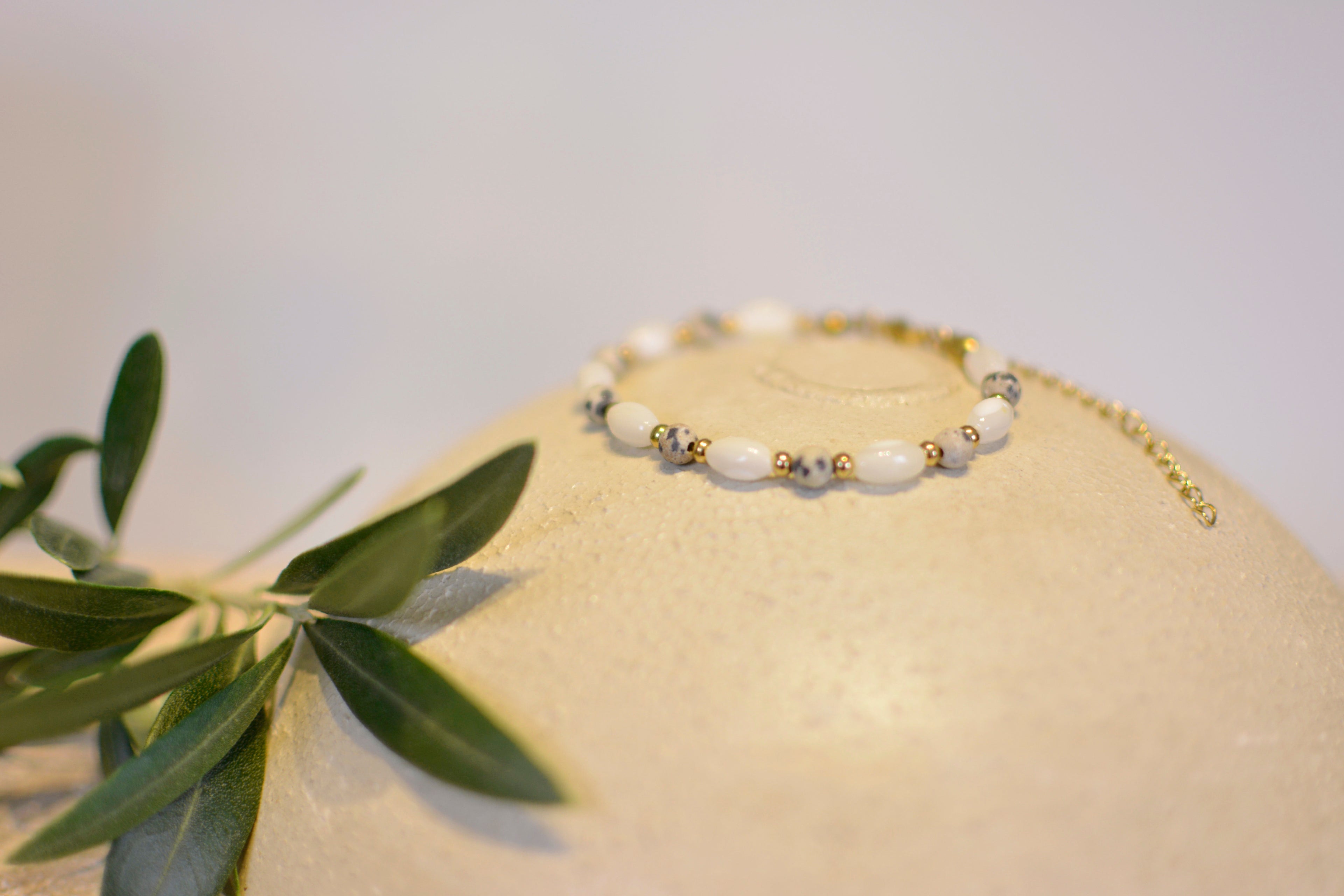 Handgefertigtes Schmuckset: Kette, Armband & Ohrringe mit Dalmatiner Jaspis & Perlmutt