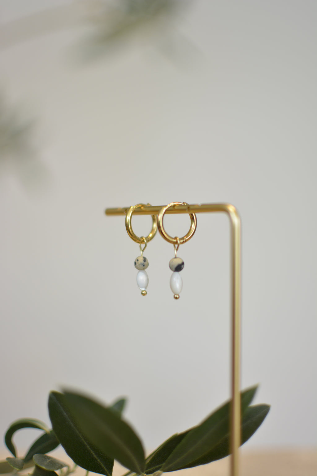 Goldene Creolen mit Dalmatiner-Jaspis und Perlmuttperle