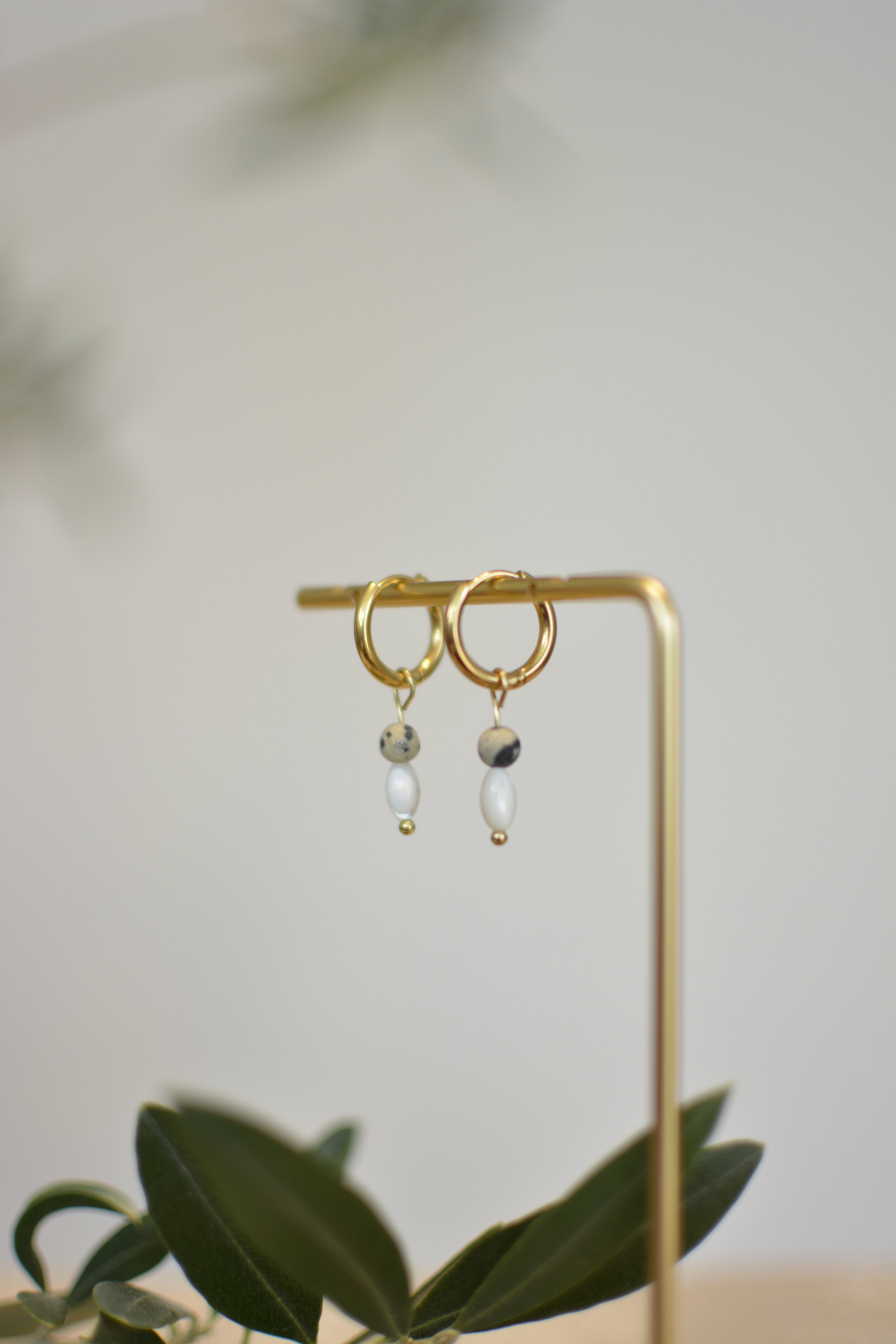 Goldene Creolen mit Dalmatiner-Jaspis und Perlmuttperle