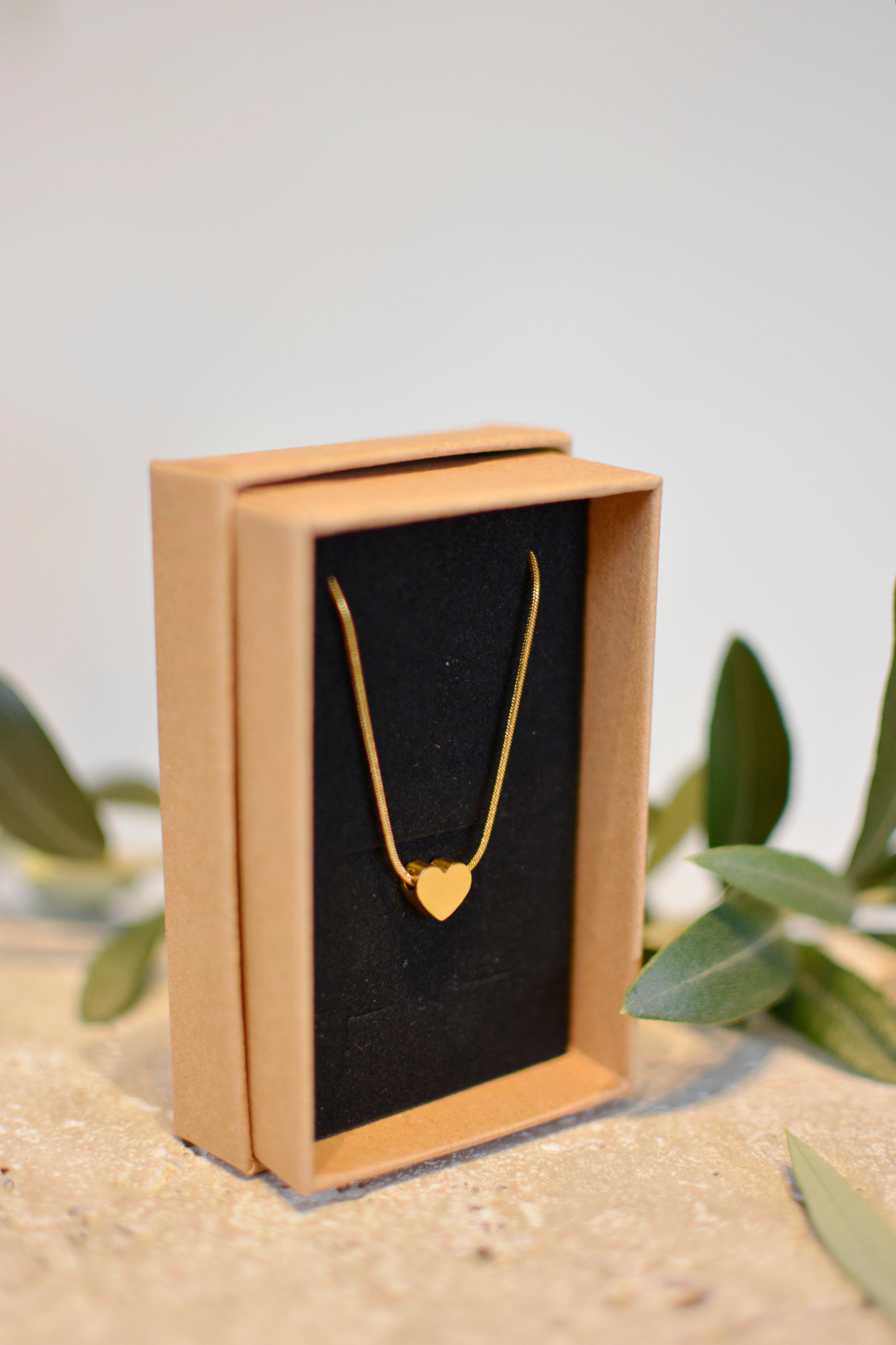 Halskette „Pure Heart“ – Goldene Schlangenkette mit Herz-Slider