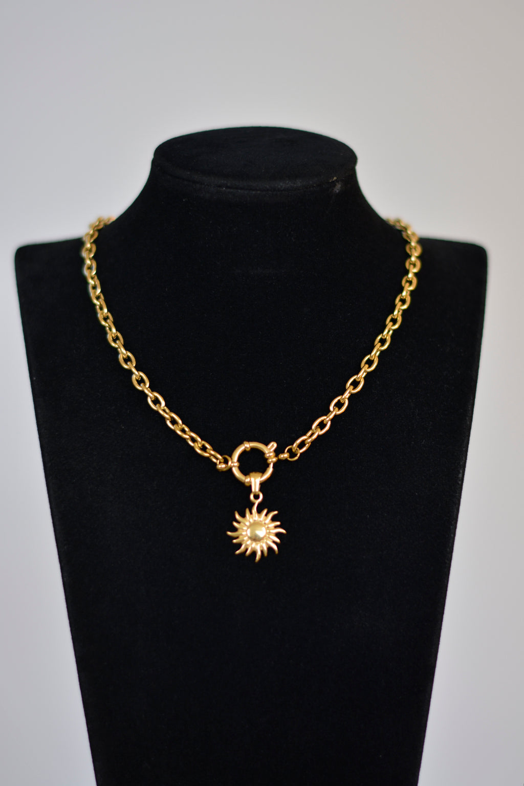 Markante Titanstahlkette mit Sonnenanhänger - moderner Schmuck