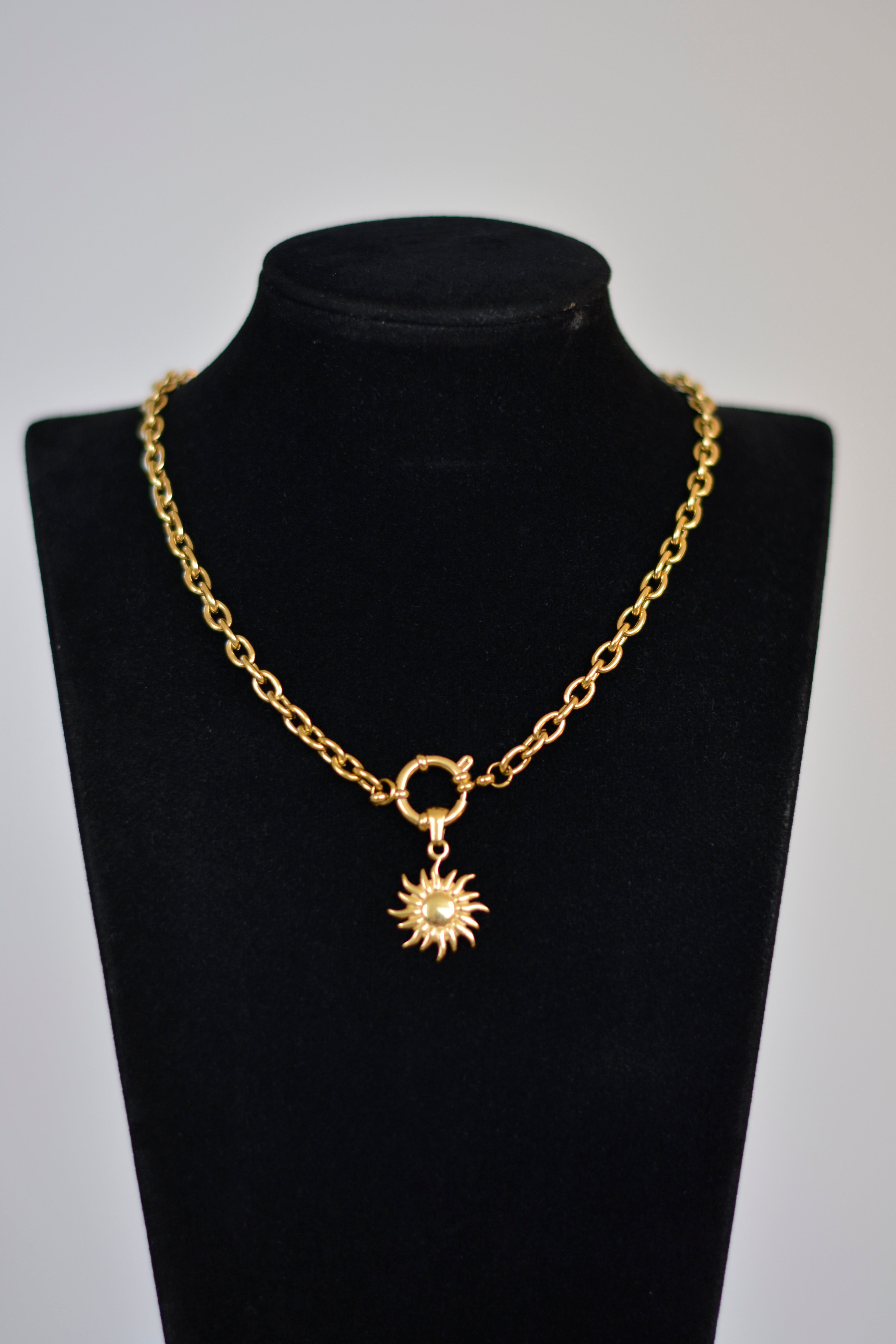 Markante Titanstahlkette mit Sonnenanhänger - moderner Schmuck