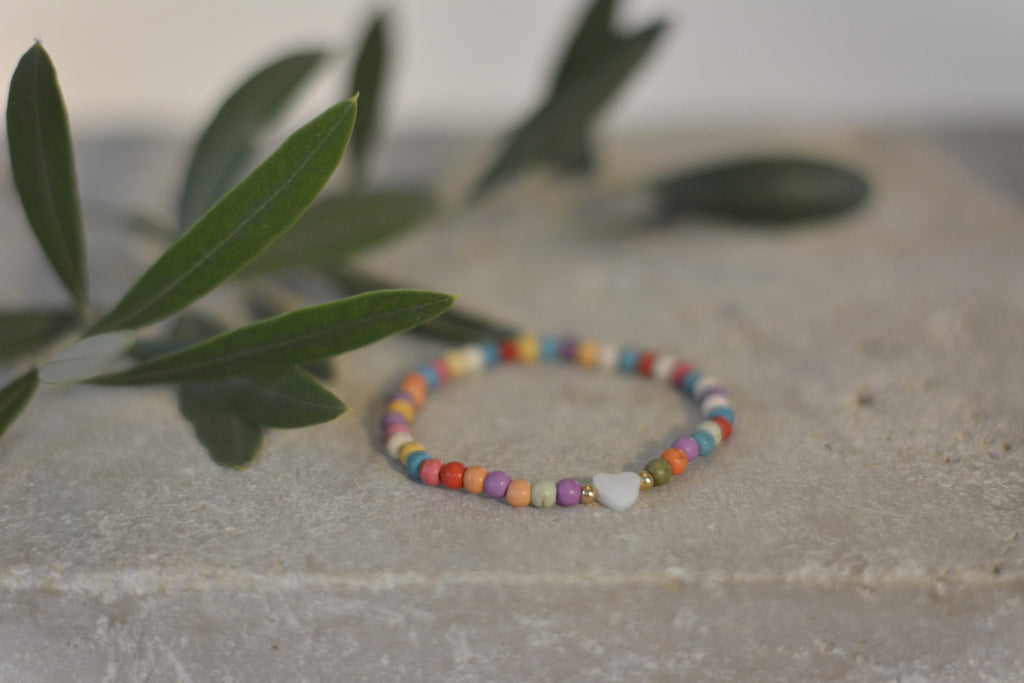 Sommerliches Armband mit bunten Steinperlen - Perlmuttherz als Highlight