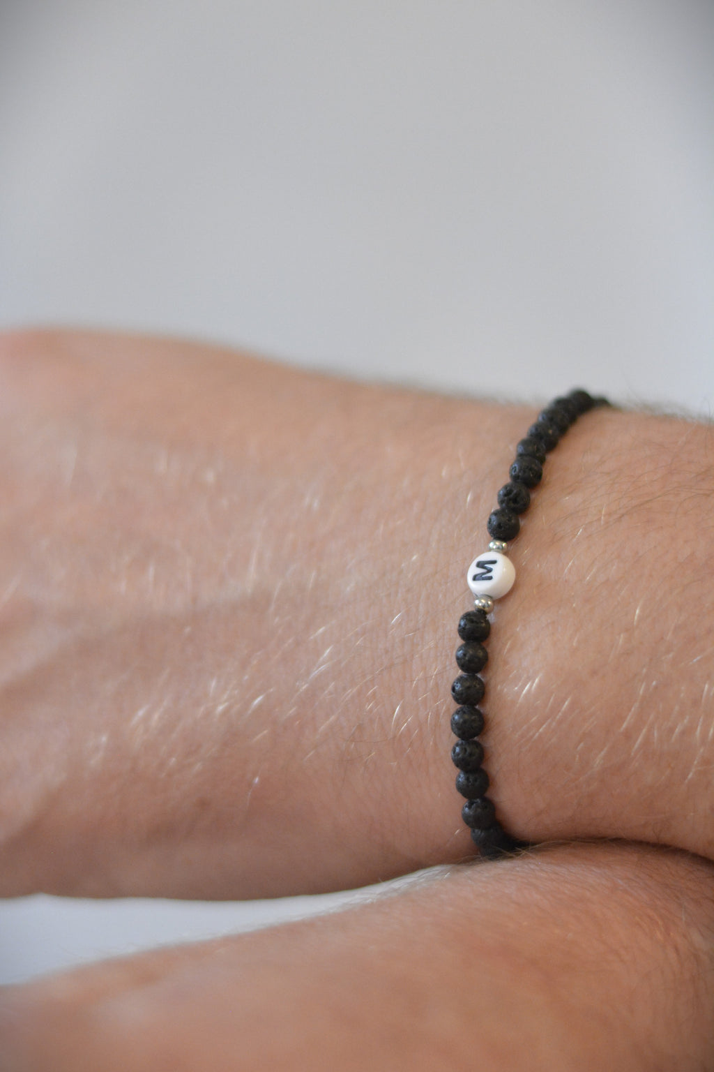 Lavaperlen‑Armband – personalisierbar mit Initialen