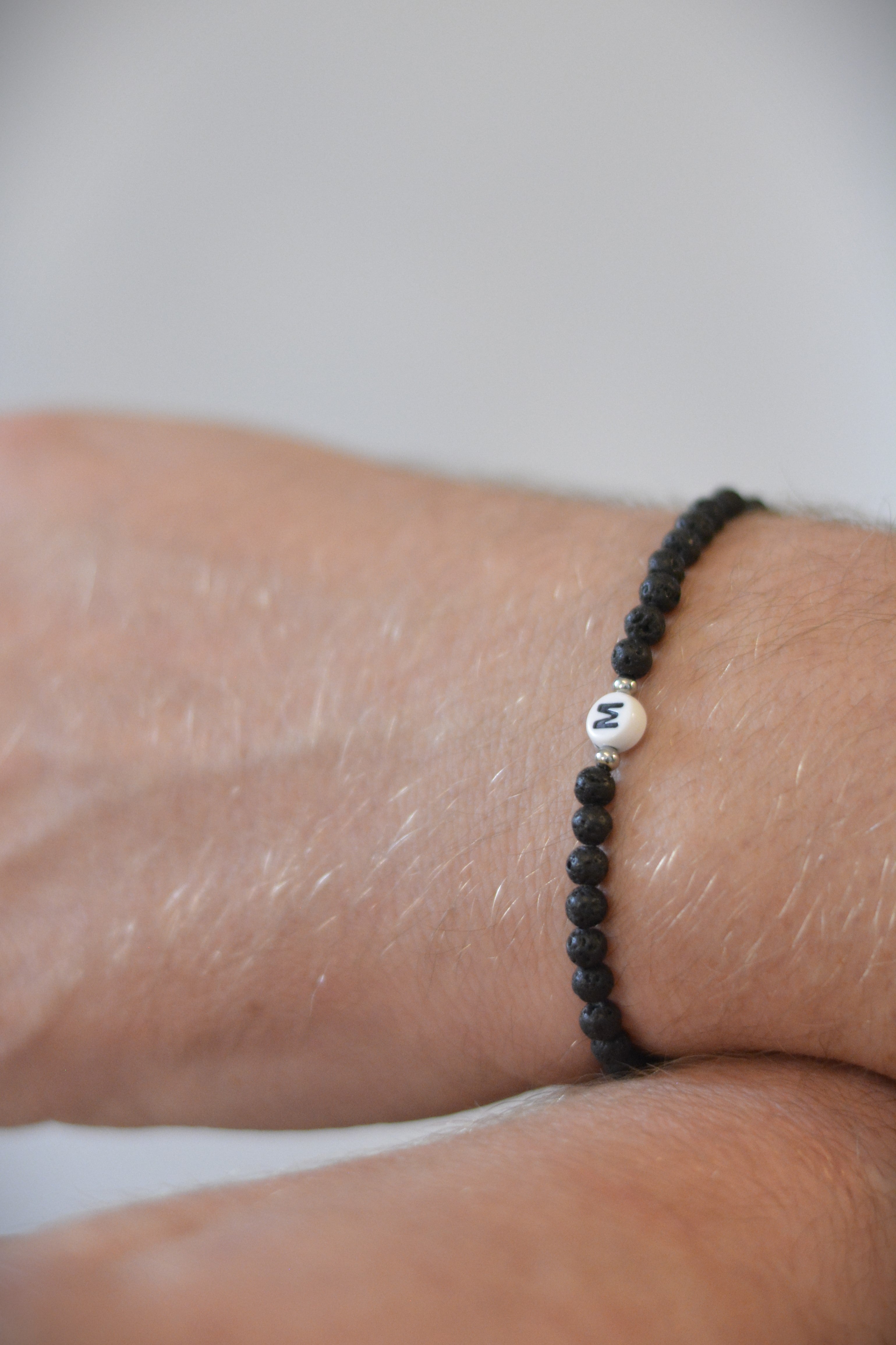 Lavaperlen‑Armband – personalisierbar mit Initialen