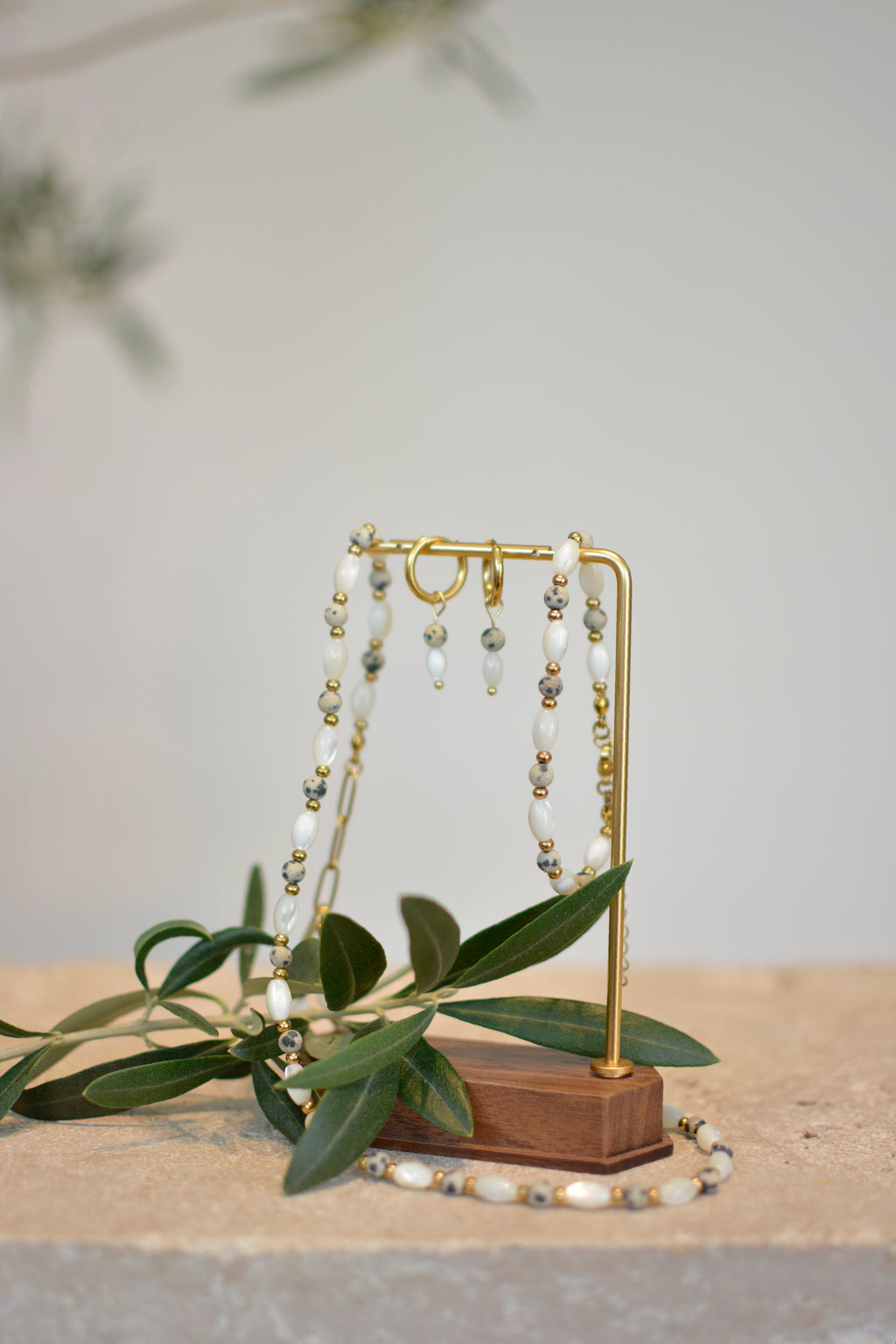 Goldene Creolen mit Dalmatiner-Jaspis und Perlmuttperle
