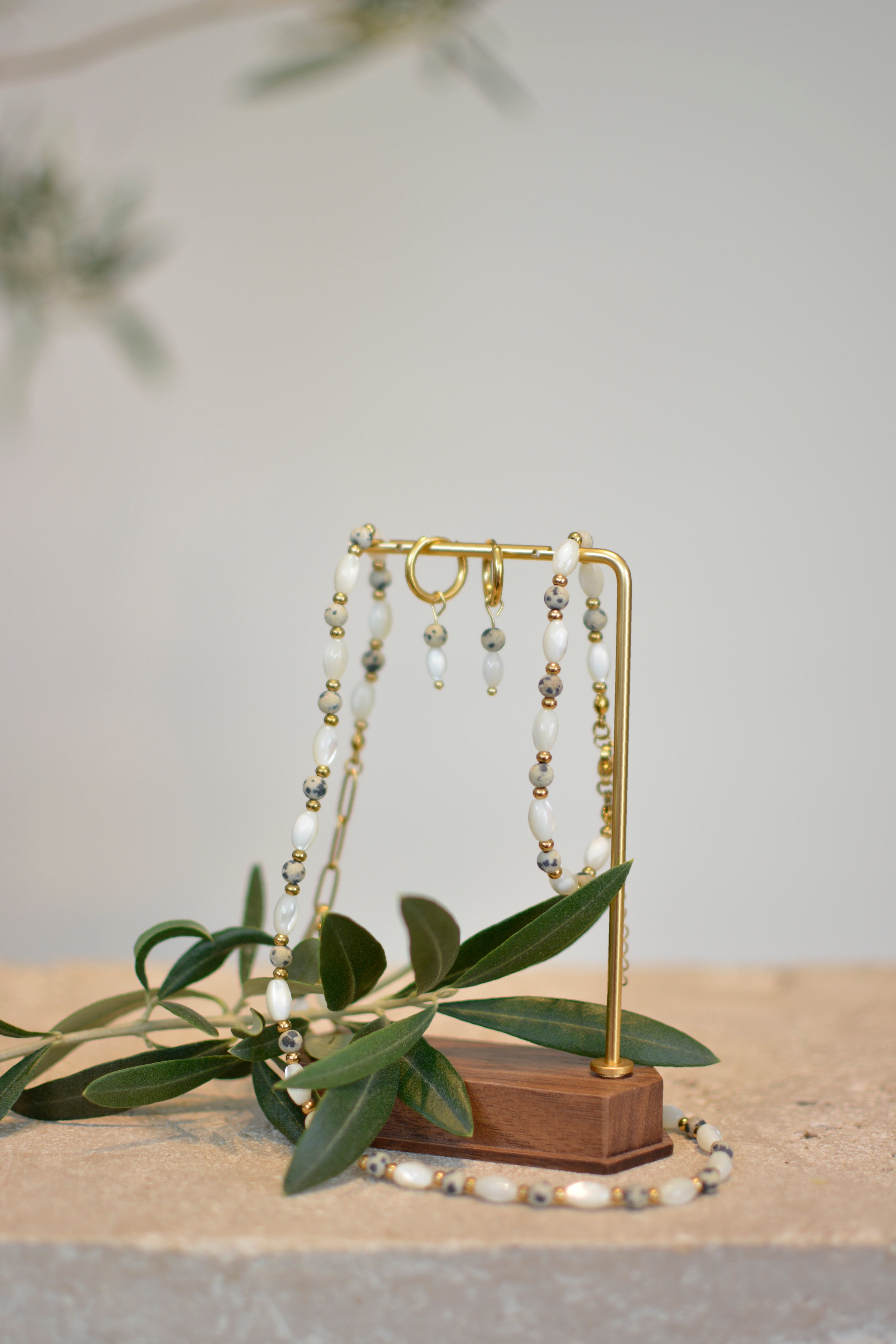 Goldene Creolen mit Dalmatiner-Jaspis und Perlmuttperle