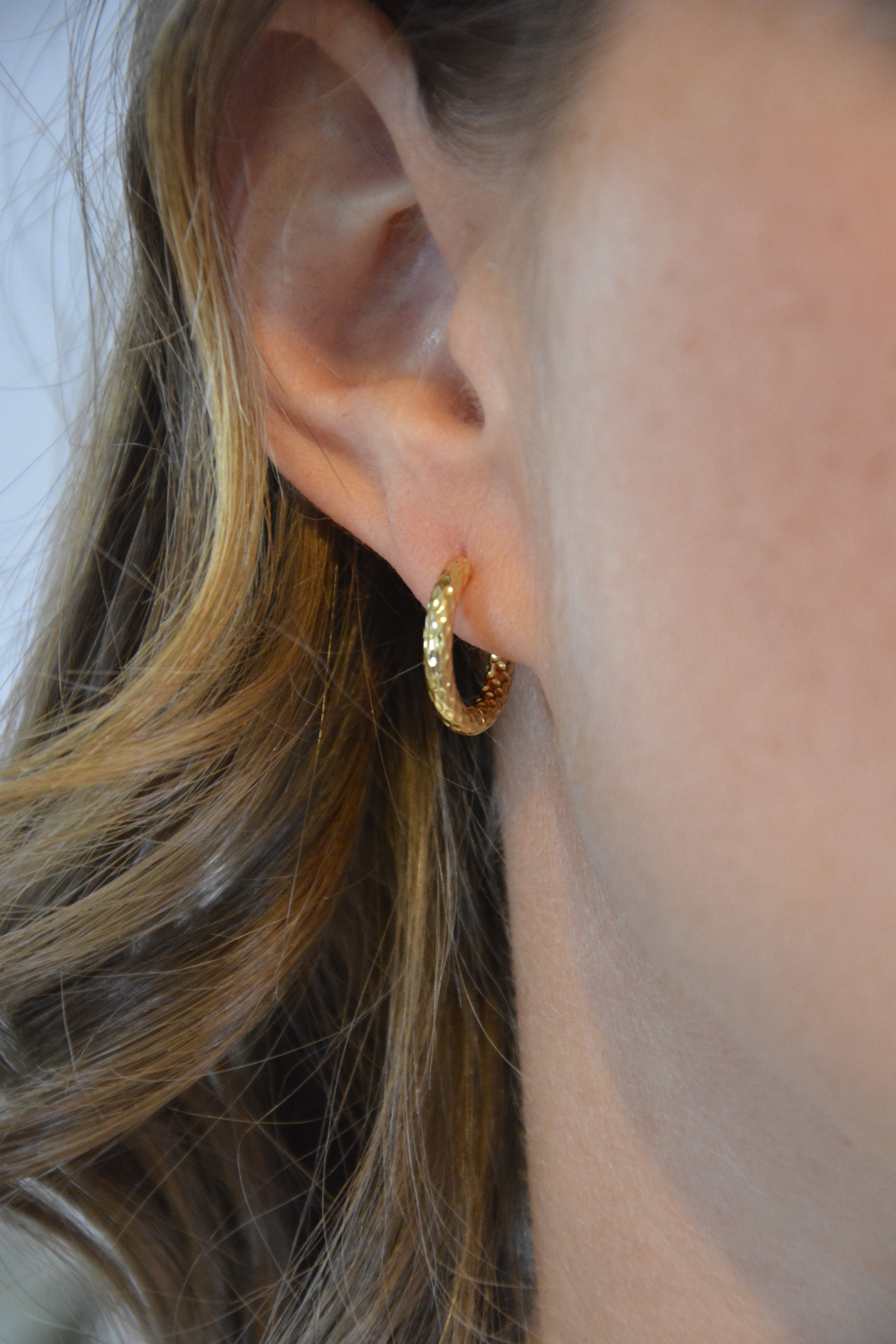 Moderne crushed Creolen - silber und gold