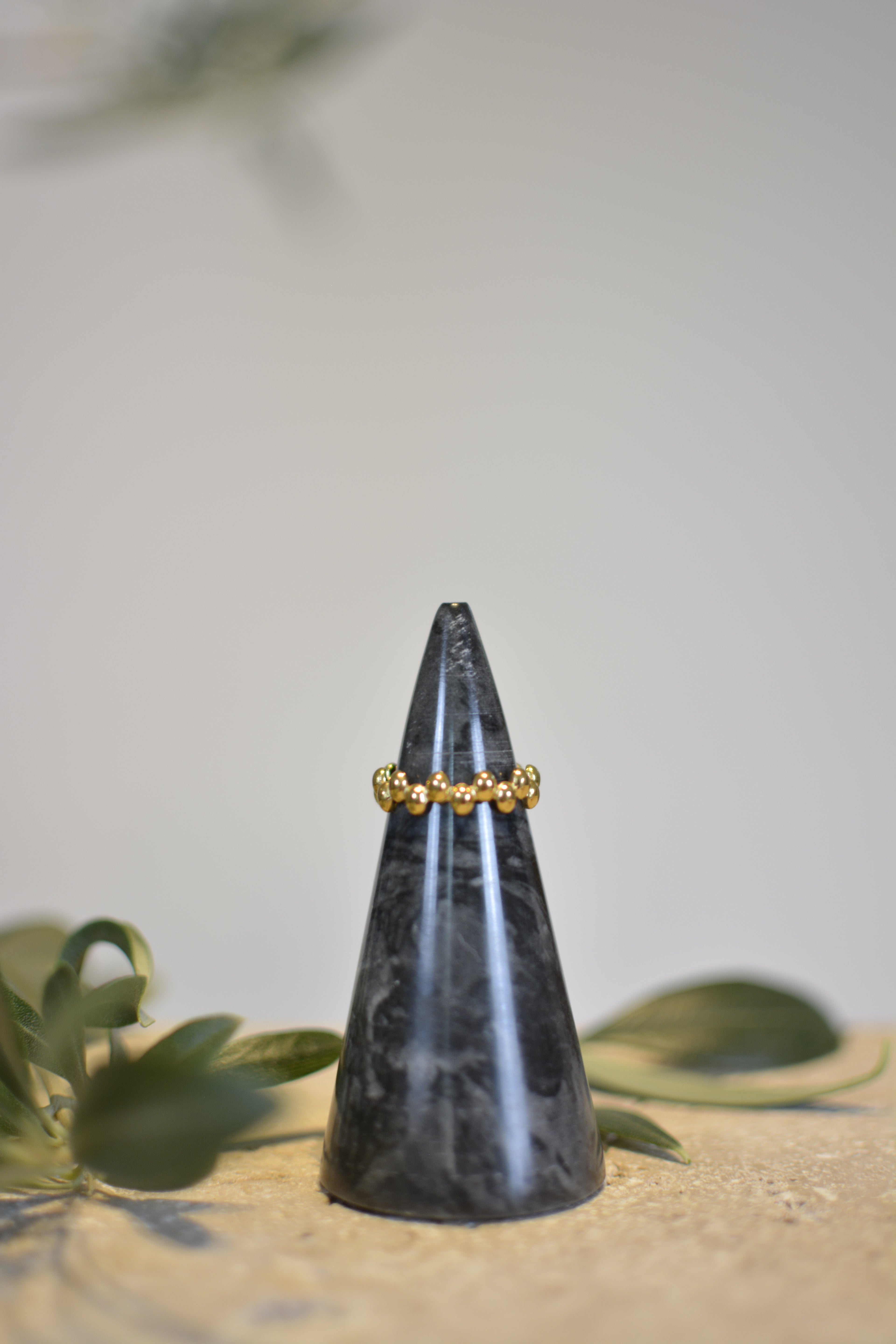 Goldfarbener Kugel-Ring im Wellen-Design