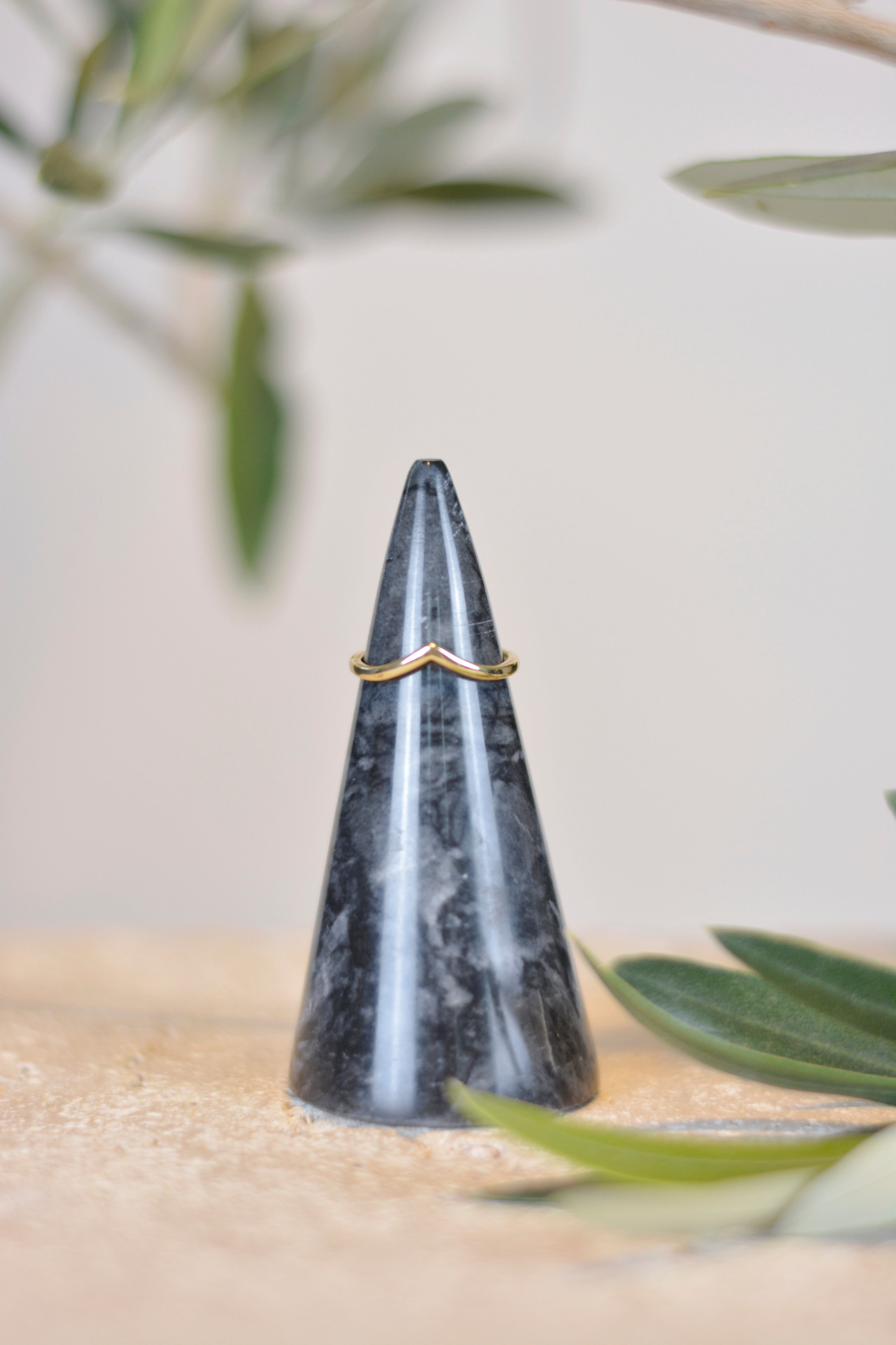 Elegant V-Form offener Edelstahlring