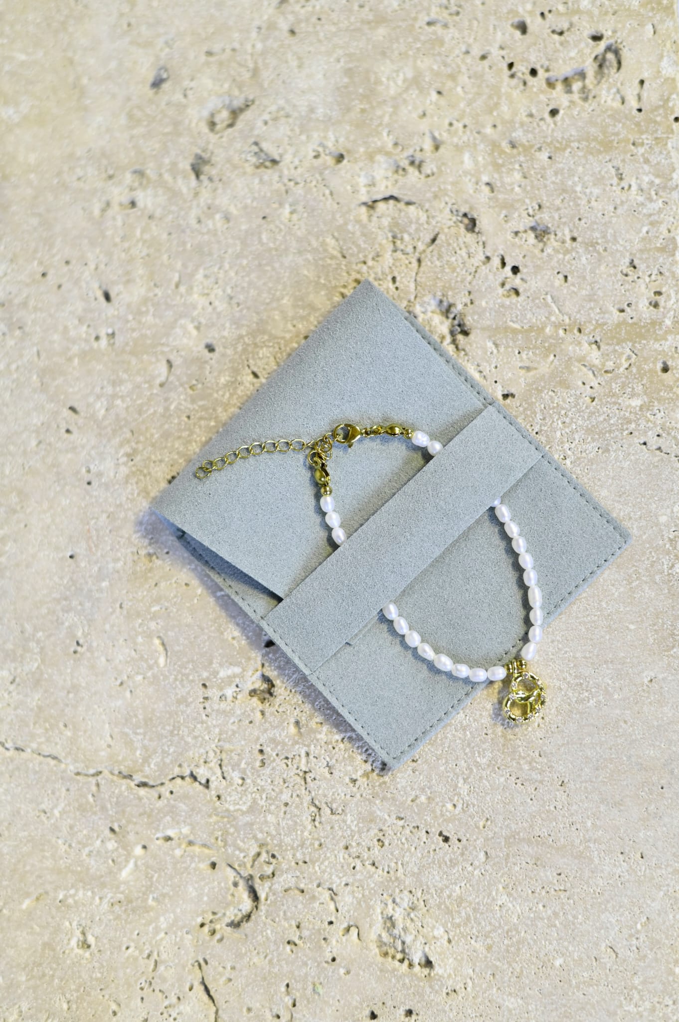 Perlenarmband Brezel Gold – Süßwasserperlenarmband mit Glitzer-Steinen