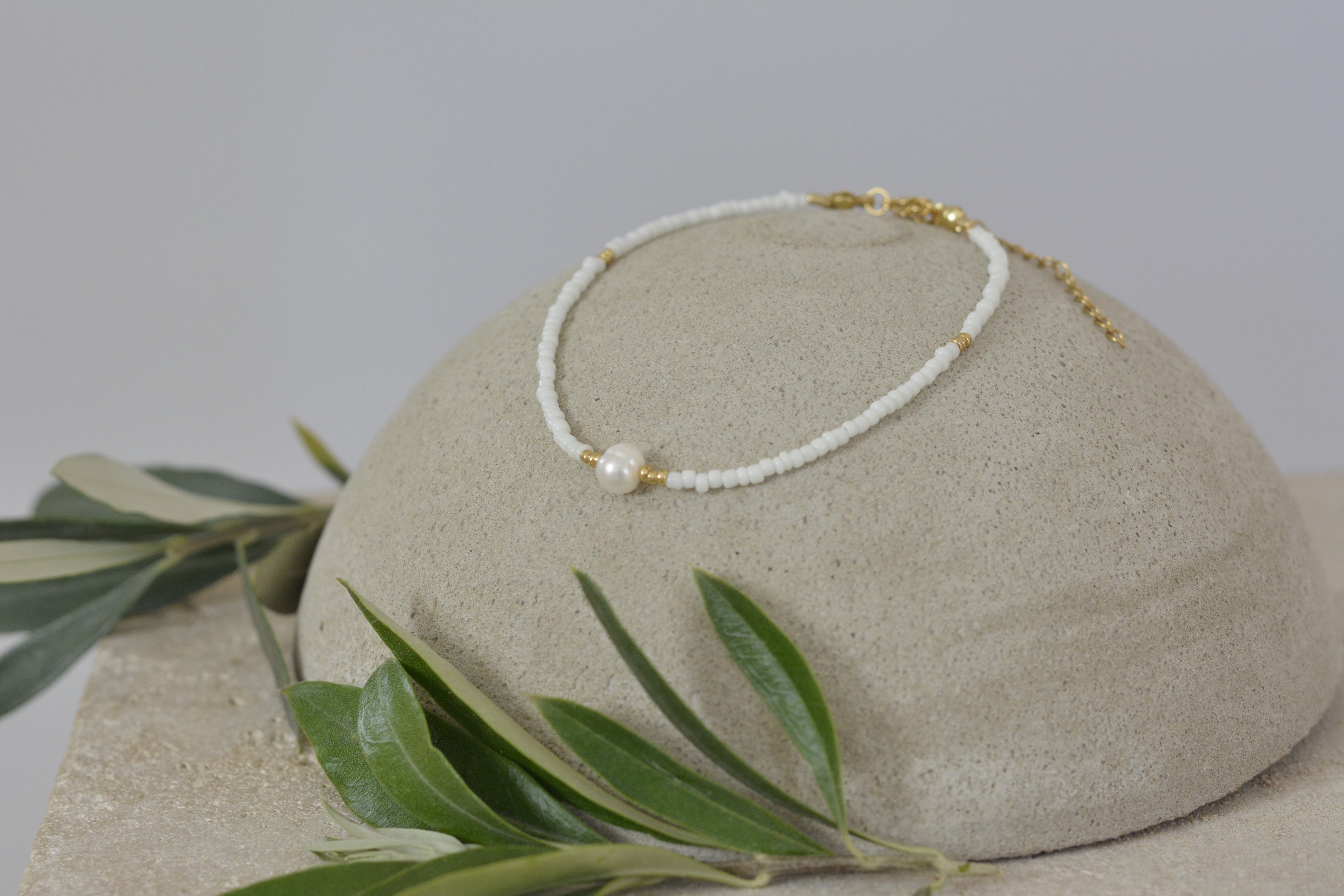 Minimalistisches Fußkettchen mit weißer Süßwasserperle und kleinen weißen Glasperlen